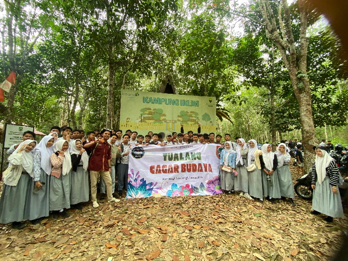 FOTO BARENG:Para siswa SMAN 1 Paringin antusias mengikuti kegiatan Tualang Cagar Budaya di Rumah Batu Muara Ninian.(Foto:Kurniawan untuk Radar Banjarmasin)