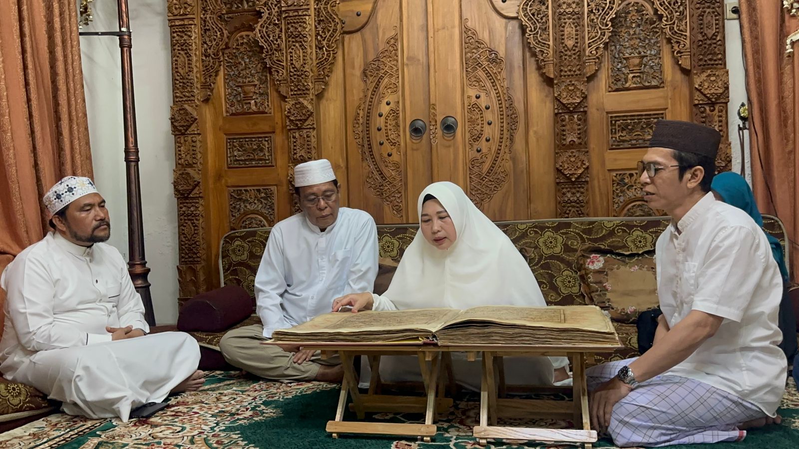 NGAJI: Hj Raudatul Jannah atau Acil Odah Membaca langsung mushaf Alquran tulisan tangan KH Muhammad Arsyad Al-Banjari.