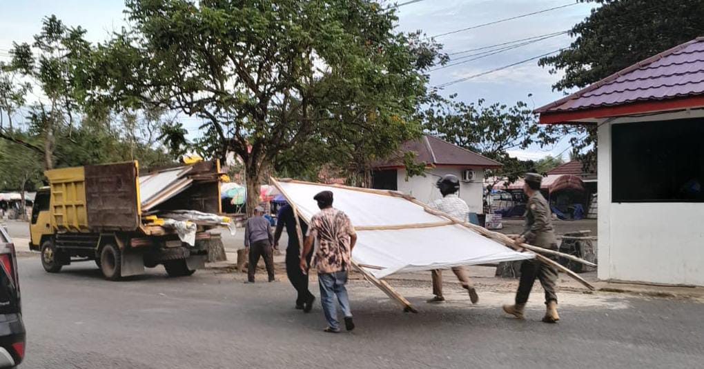 TERTIBKAN: Alat Peraga Sosialisasi yang ditertibkan Pokja Pengawasan Kampanye di tempat yang dilarang. Foto Bawaslu Tapin untuk Radar Banjarmasin