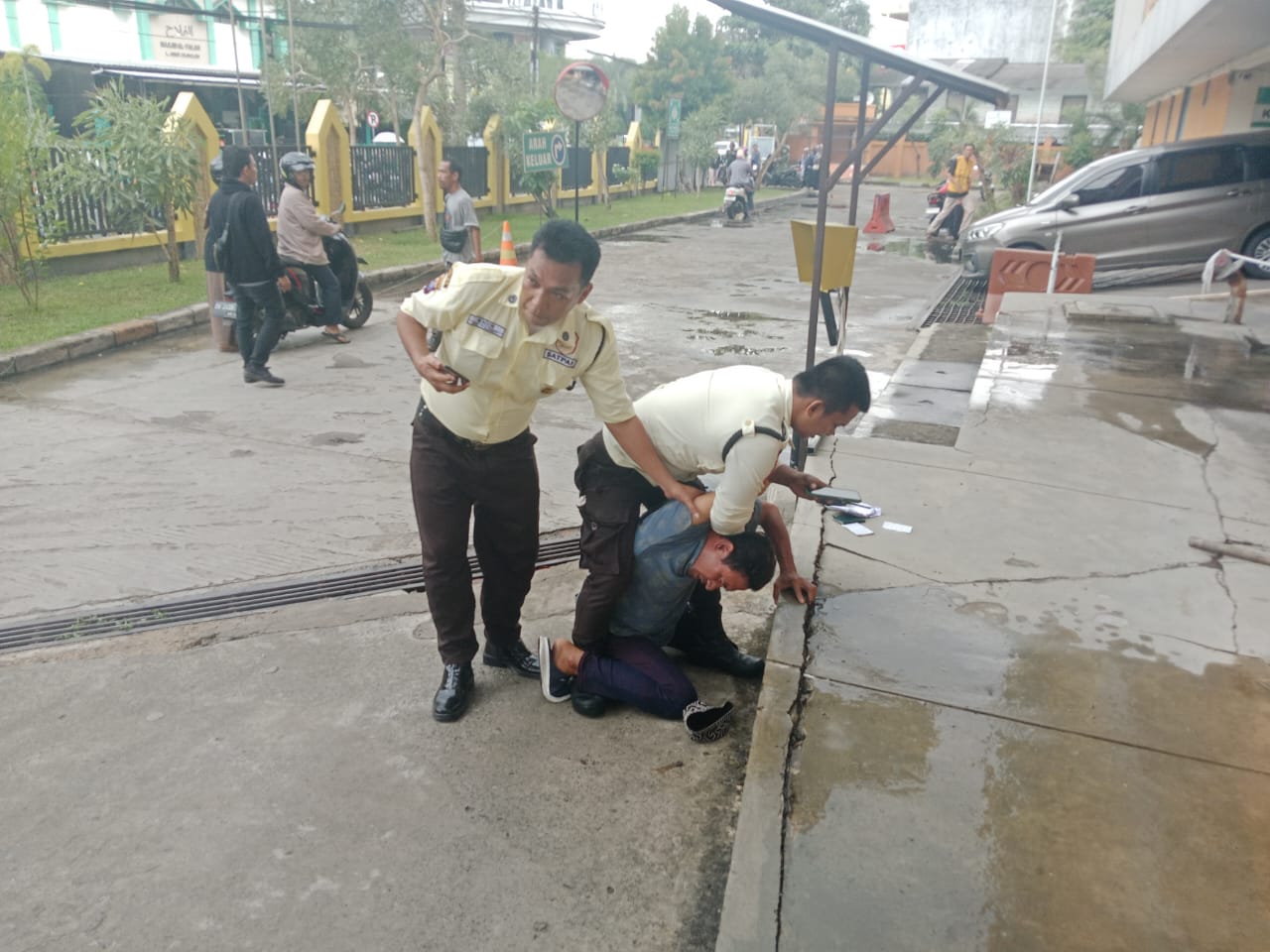 APES: Setelah beraksi ketiga kali Andi Rahman tertangkap Satpam Rumah Sakit Ulin Banjarmasin.