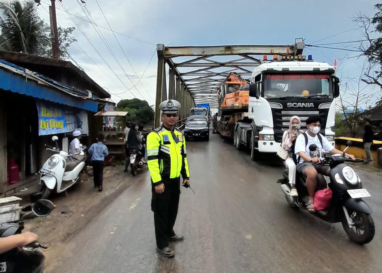 MACET:Sebuah truk pengangkut alat berat jenis escavator tersangkut di Jembatan Desa Sungai Danau, Kabupaten Tanbu,  Kamis (3/10/2024).(Polsek Satui untuk Radar Banjarmasin)
