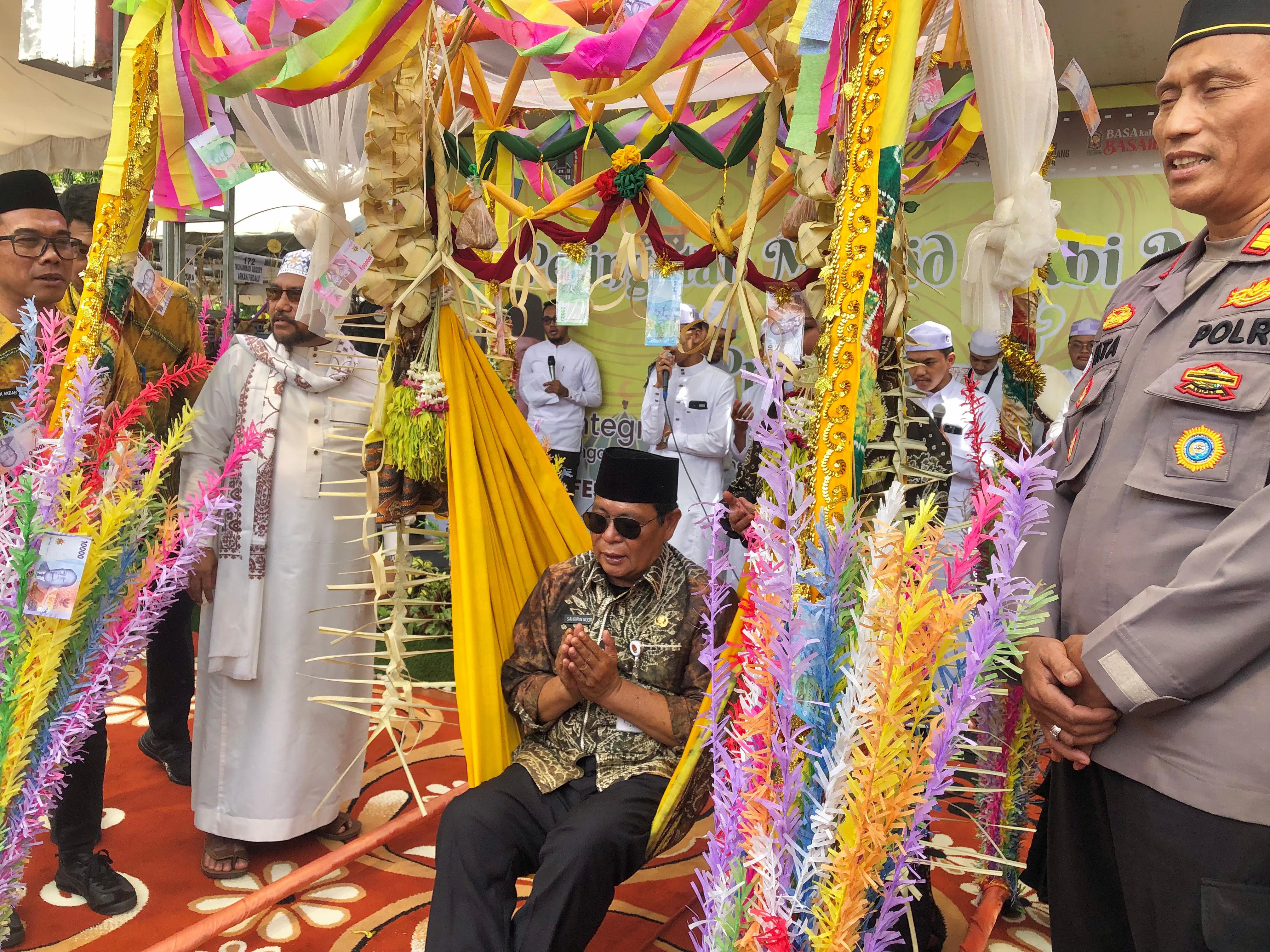 SARAT MAKNA:Gubernur Kalsel Sahbirin Noor ikutserta dalam kegiatan Baayun Maulud di Halaman Museum Lambung Mangkurat, Banjarbaru, Kamis (3/9/2024).(foto:Sheilla Farazela/Radar Banjarmasin)