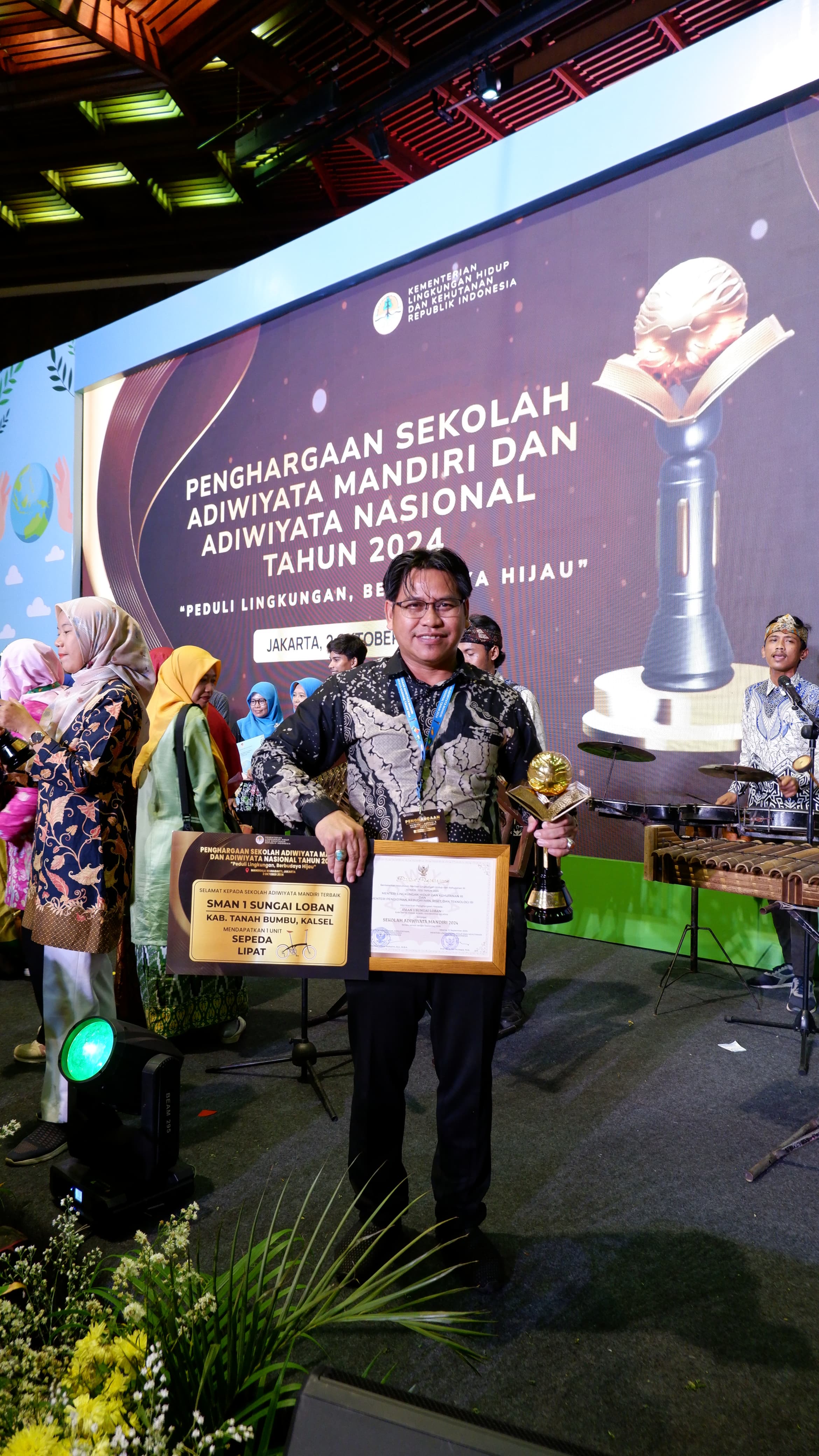 BANGGA: Kepala SMAN 1 Sungai Loban, Akhmad Supianor Fajeri persembahkan penghargaan Sekolah Adiwiyata Nasional untuk warga SMAN 1 Sungai Loban (Fajeri Untuk Radar Banjarmasin)