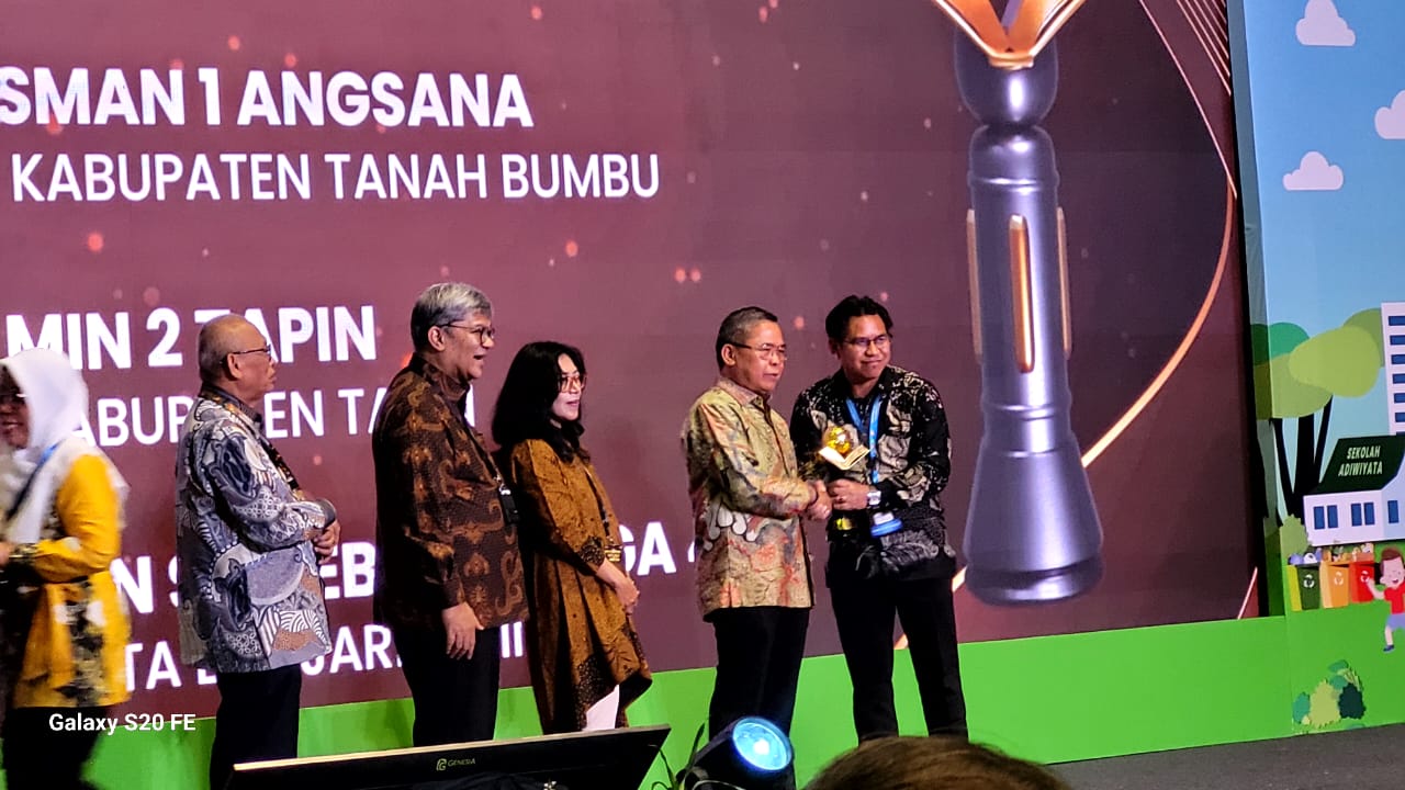 MENERIMA: Kepala Sekolah SMAN 1 Sungai Loban saat menerima penghargaan Sekolah Adiwiyata Terbaik Nasional tahun 2024 yang berlangsung di Auditorium Dr. Ir. Soejarwo, Gedung Manggala Wanabakti, Jakarta
