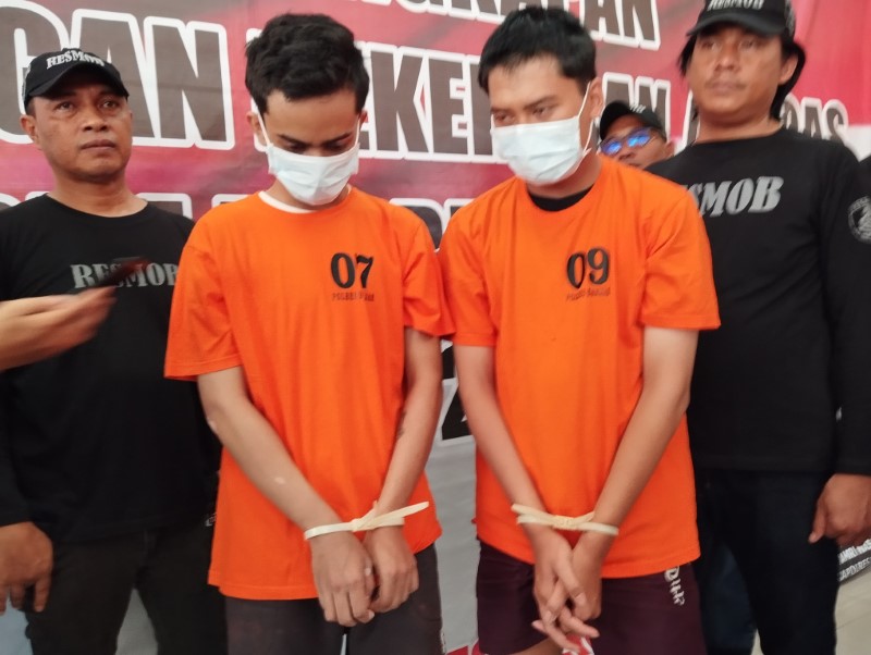 TERTUNDUK: Dua dari tiga pelaku begal yang belakangan meresahkan warga Martapura diperlihatkan saat gelar perkara di Polres Banjar.