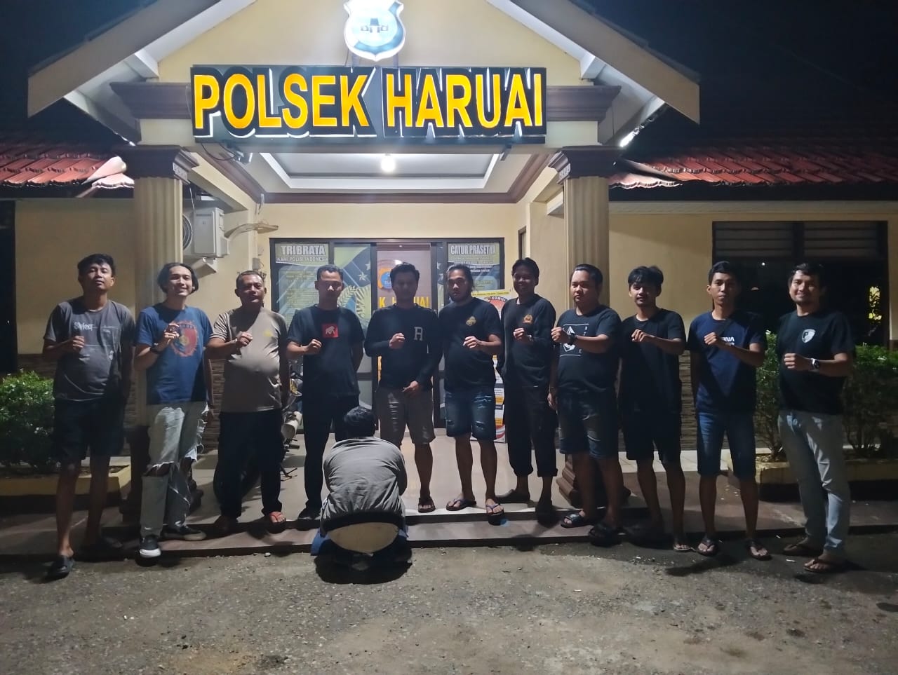 MENYERAHKAN DIRI:AL diamankan pihak Kepolisian setelah melakukan tindak penganiayaan di depan Pasar Adaro, Kabupaten Balangan, Kamis (3/10/2024).(Foto:Polres Balangan untuk Radar Banjarmasin)