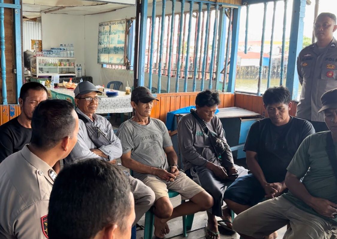 BERKELUH:Satpolairud Polres Kotabaru mendengarkan keluhan para operator speed boat di Kotabaru, Jumat (4/10/2024).(foto:Humas Polres Kotabaru)