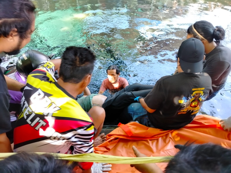 EVAKUASI: Kepolisian mengevakuasi jenazah Zepri, 26 tahun, dari sungai di Jalan Ahmad Yani km 5, kemarin pagi.