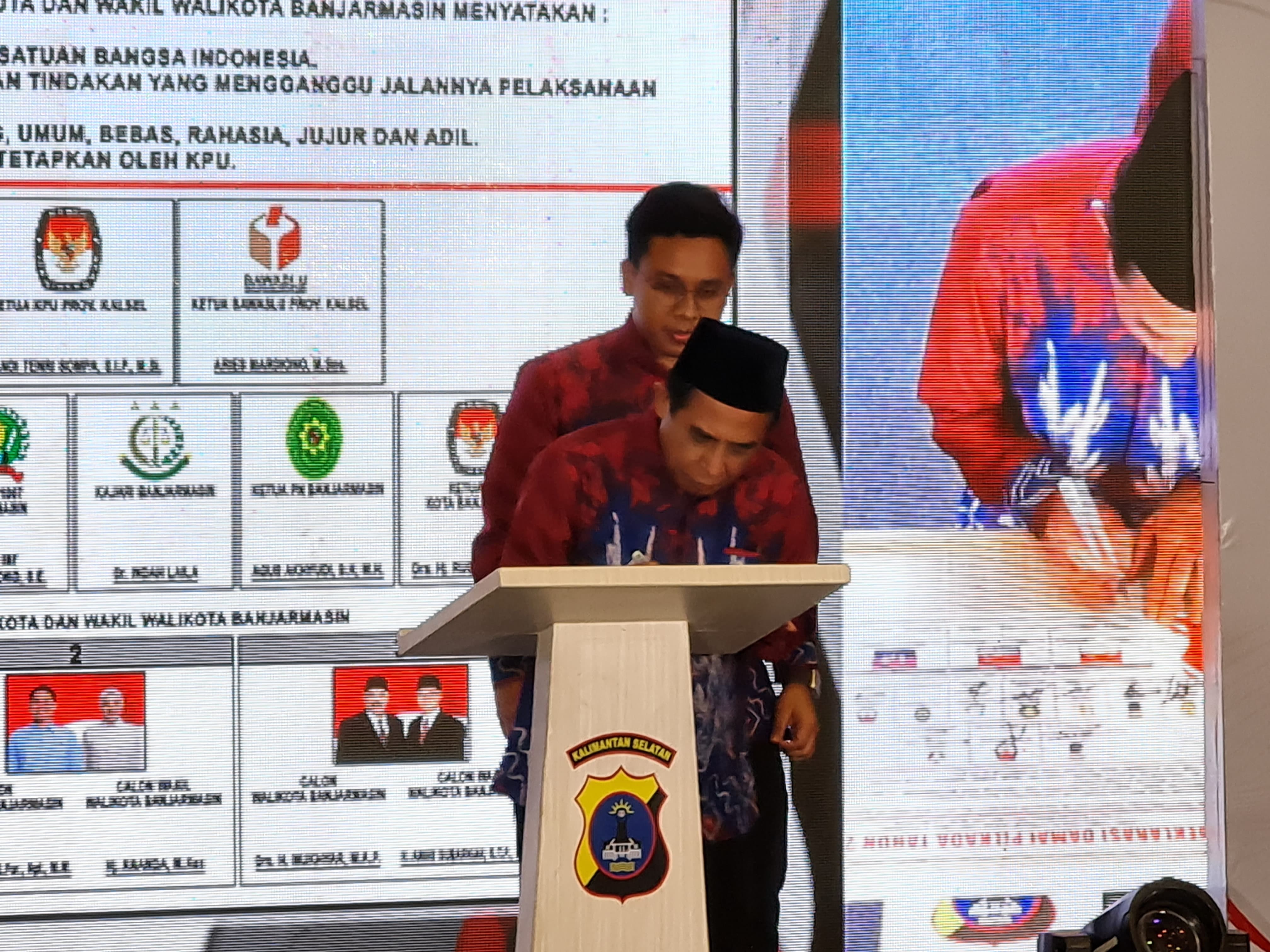 Paslon Arifin Noor-Supian Akbari menandatangani surat pernyataan Pilkada Damai 2024.(Foto Ahmad untuk Radar Banjarmasin)