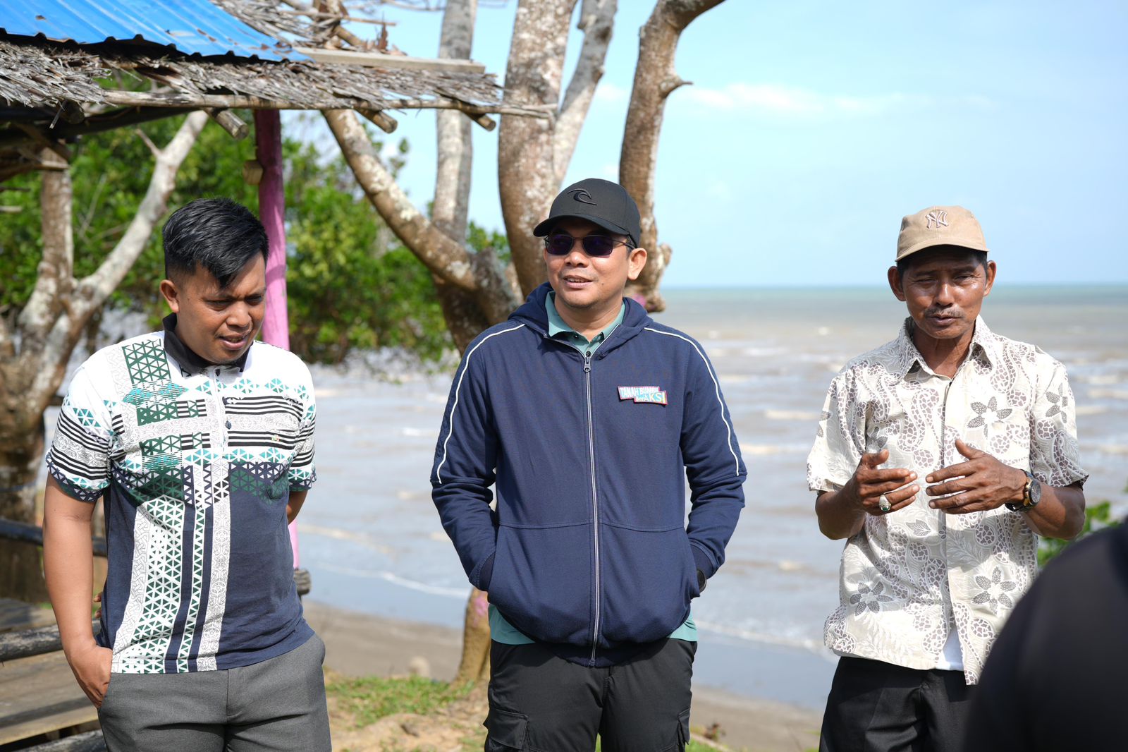 TERPESONA: Calon Bupati Tanah Bumbu Nomor Urut 1, Andi Rudi Latif (topi hitam) mengunjungi objek wisata Pantai Tebing di Desa Sungai Dua Laut, Kecamatan Sungai Loban, Sabtu (5/10/2024).