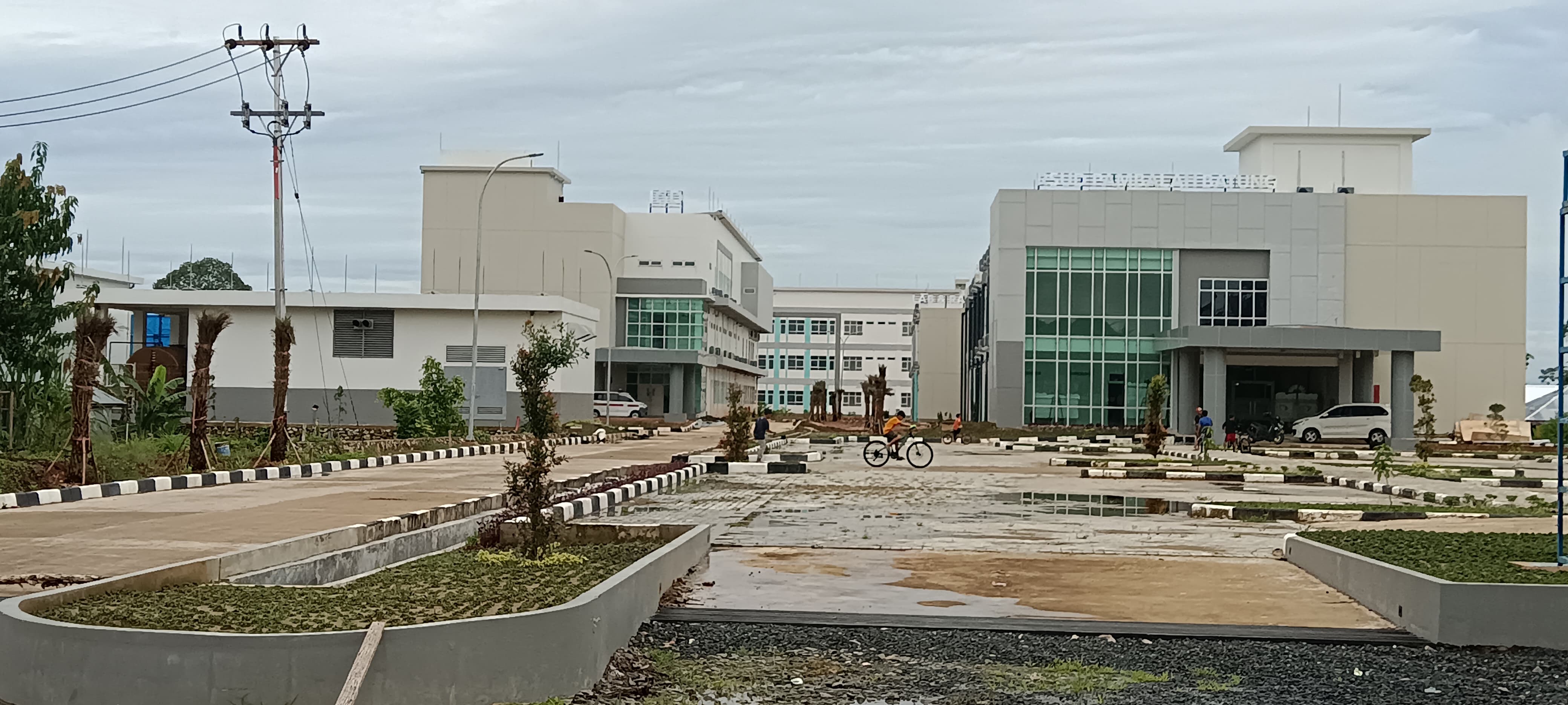 MODERN:Bangunan RSUD Pambalah Batung Amuntai di Desa Muara Tapus, Kecamatan Amuntai Tengah.(FotoM Akbar/Radar Banjarmasin)