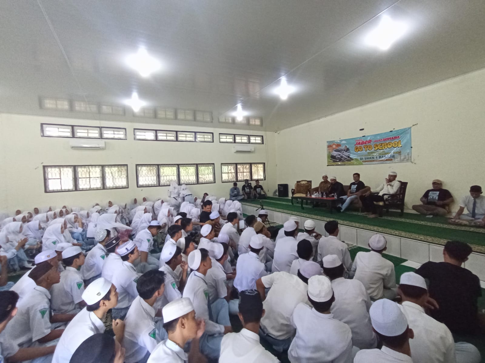 POLA SANTAI:Habib Hasan Bin Ahmad Al-Aydrus sampaikan tausiah kepada para pelajar di SMKN 1 Rantau, Senin (7/10/2024).(Foto:Rasidi Fadli/Radar Banjarmasin)