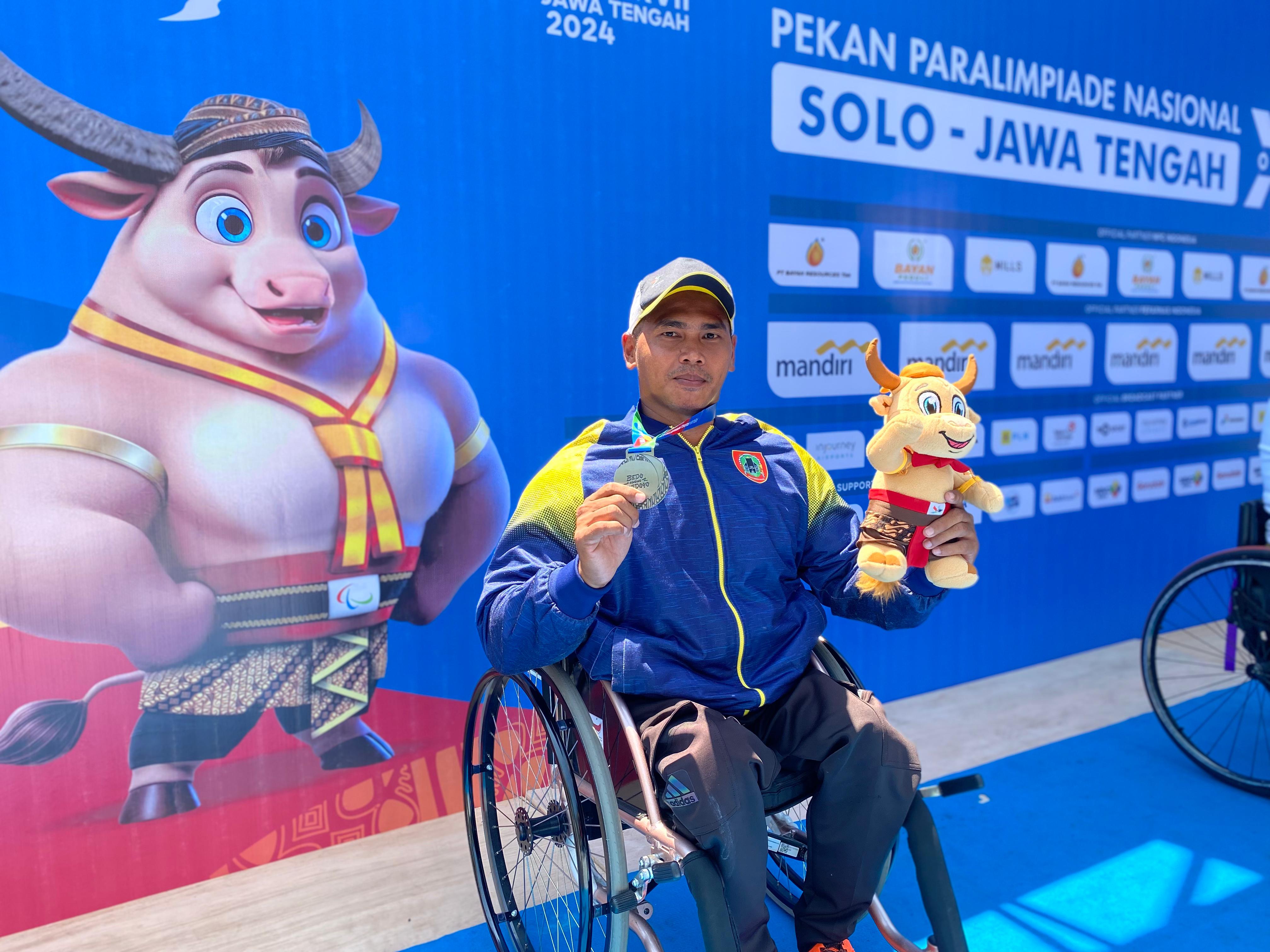 MEMBANGGAKAN:Atlet lempar cakram NPC Kalsel, Ahmad Jajuli berhasil persembahkan medali perak di Peparnas XVII Solo 2024, Senin (7/10/2024).(Foto:M Idris Jian Sidik/Radar Banjarmasin)