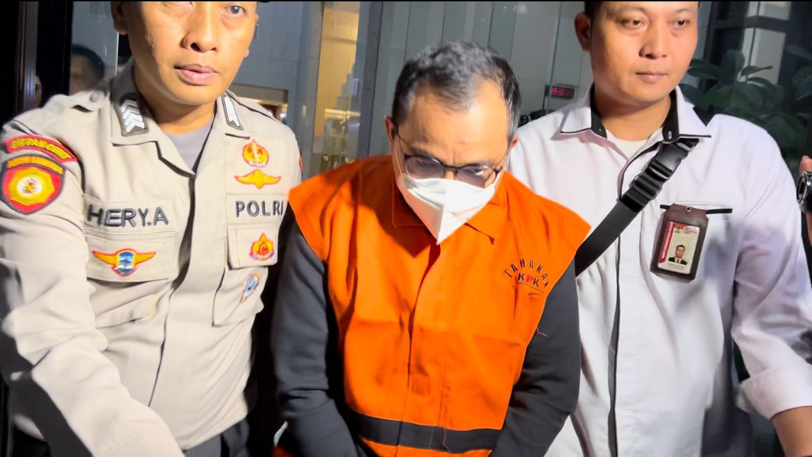 ROMPI ORANYE:Kepala Dinas Pekerjaan Umum dan Penataan Ruang (PUPR) Kalsel, Ahmad Solhan digiring petugas ke Gedung KPK, Jakarta, Senin (7/10/2024) malam.(foto:Edi Susilo/Jawa Pos)
