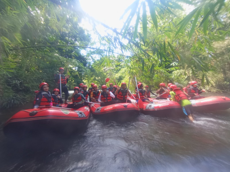 BISA SUSUR SUNGAI: Selain bersantai, wisata pemandian Sirang Pitu juga menawarkan susur sungai Tapin.