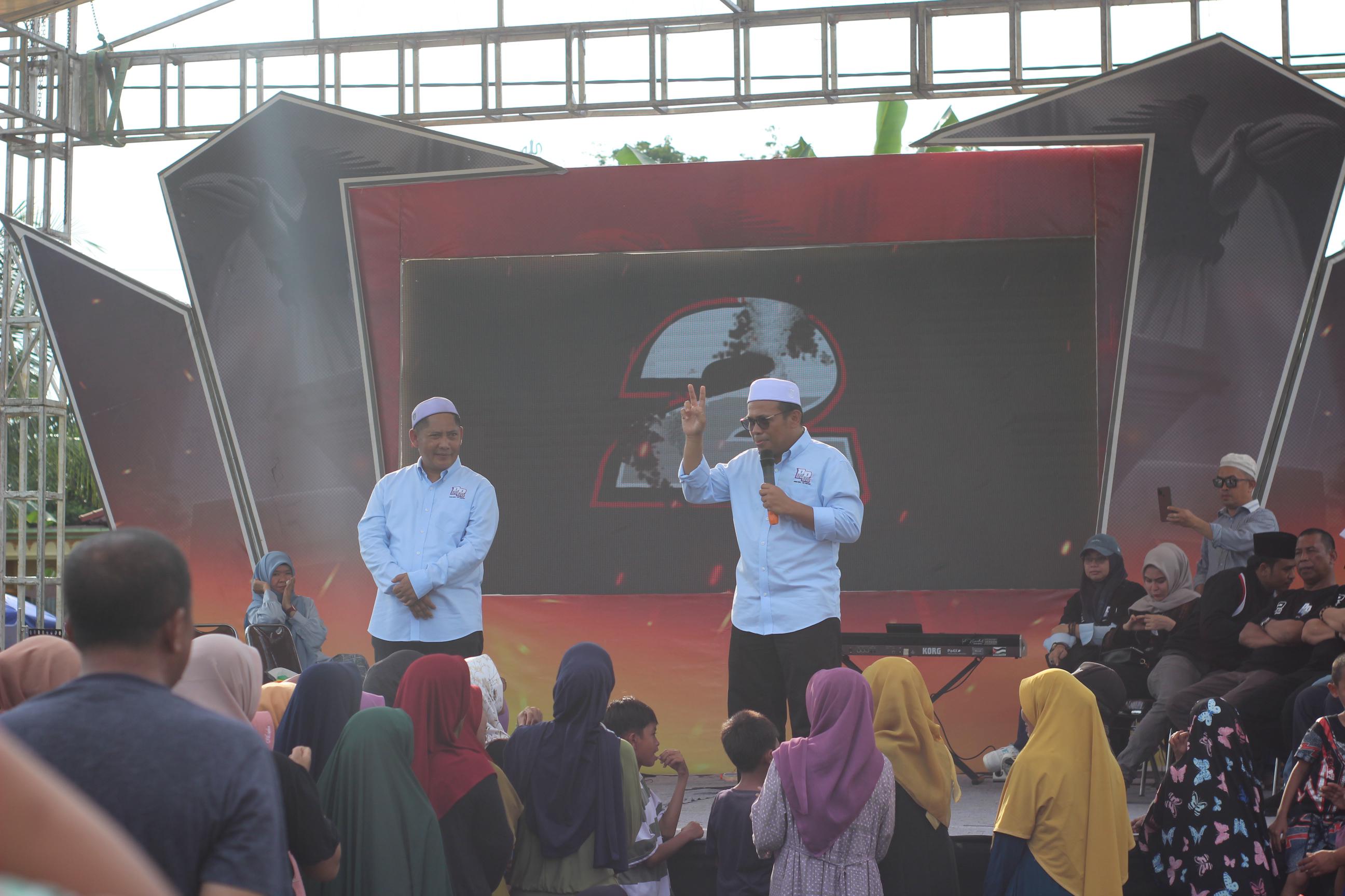 KAMPANYE: Pasangan Bang Rizal dan Usatz Rosyadi saat kampanye di Desa Ilung, Kecamatan Batang Alai Utara.