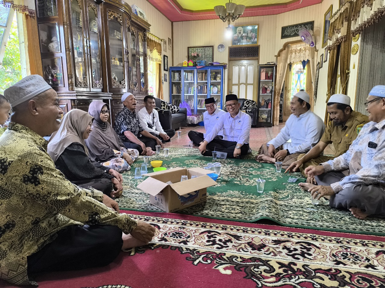 Calon Bupati Tabalong, H. Muhammad Noor Rifani, atau akrab disapa H. Fani, saat bersilaturahmi dengan Kepala Taman Pendidikan Al-Quran (TPA) Hidayatul Ilmu, Paliat, Kecamatan Kelua, Ustaz Lukmanul