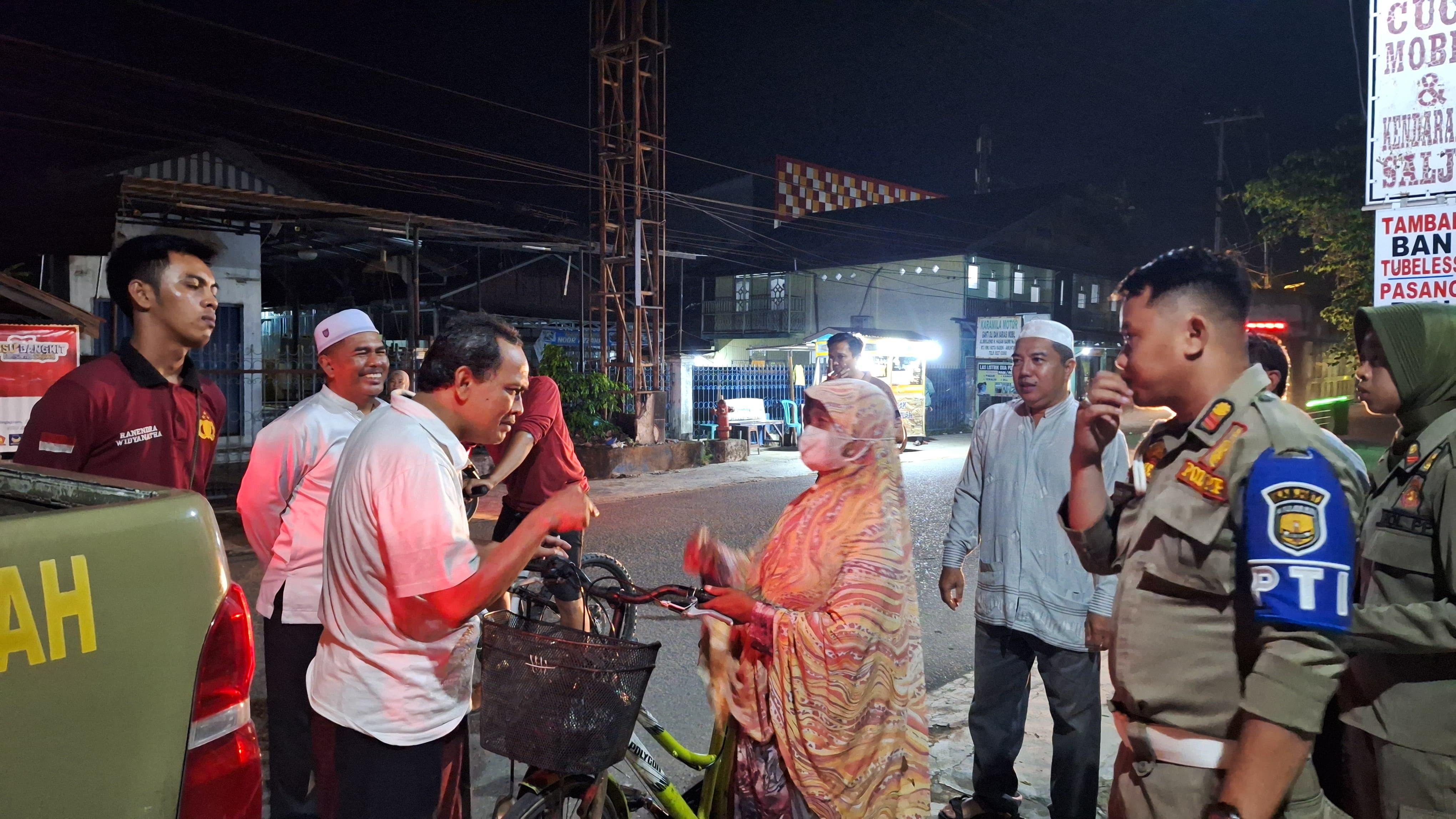 DIAMANKAN: Satpol PP HST mengamankan wanita asal Kota Raden Hilir, Amuntai yang melakukan aktivitas mencurigakan.