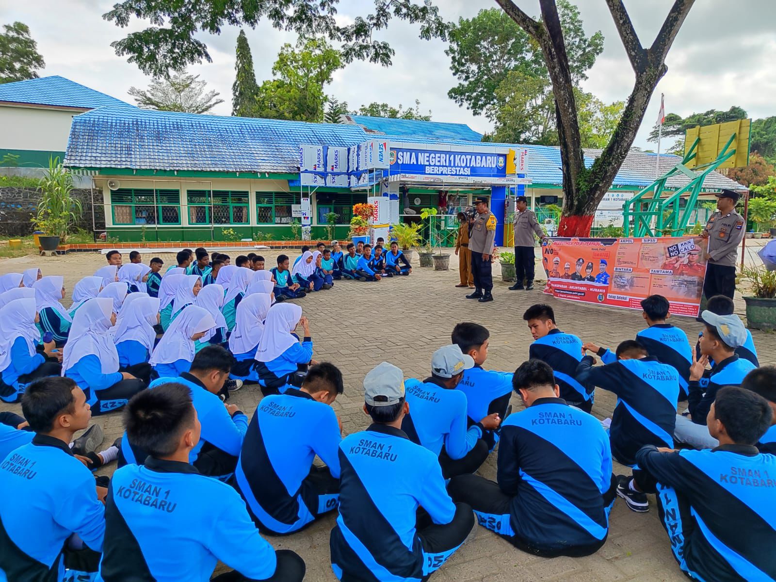 SOSIALISASI:Personel Polres Kotabaru menyosialisasikan penerimaan Polri di SMAN 1 Kotabaru, Selasa (8/10/2024).(Foto:Humas Polres Kotabaru untuk Radar Banjarmasin)
