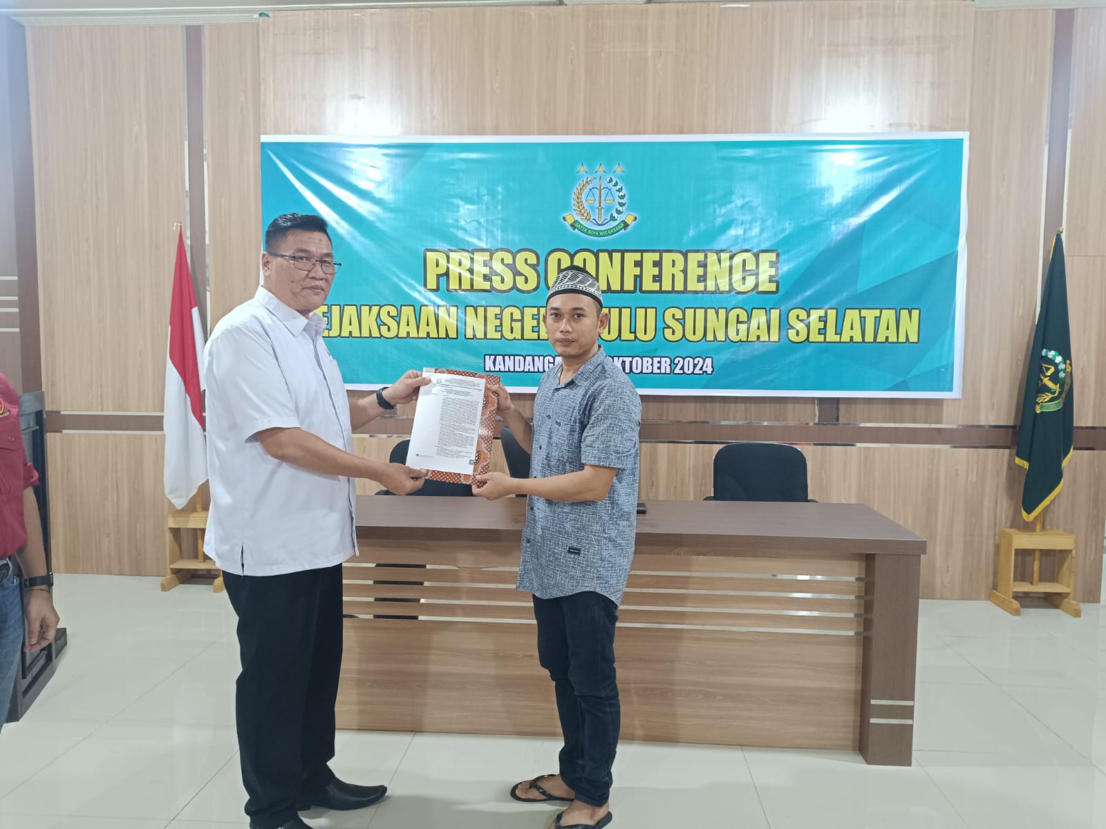BEBAS:Kepala Kejari HSS, Rustandi Gustawirya (kiri) memberikan surat Restorative Justice (JC) kepada Fauzan Rahman, pelaku pencurian handphone, Selasa (8/10/2024).(Foto:Salahudin/Radar Banjarmasin)