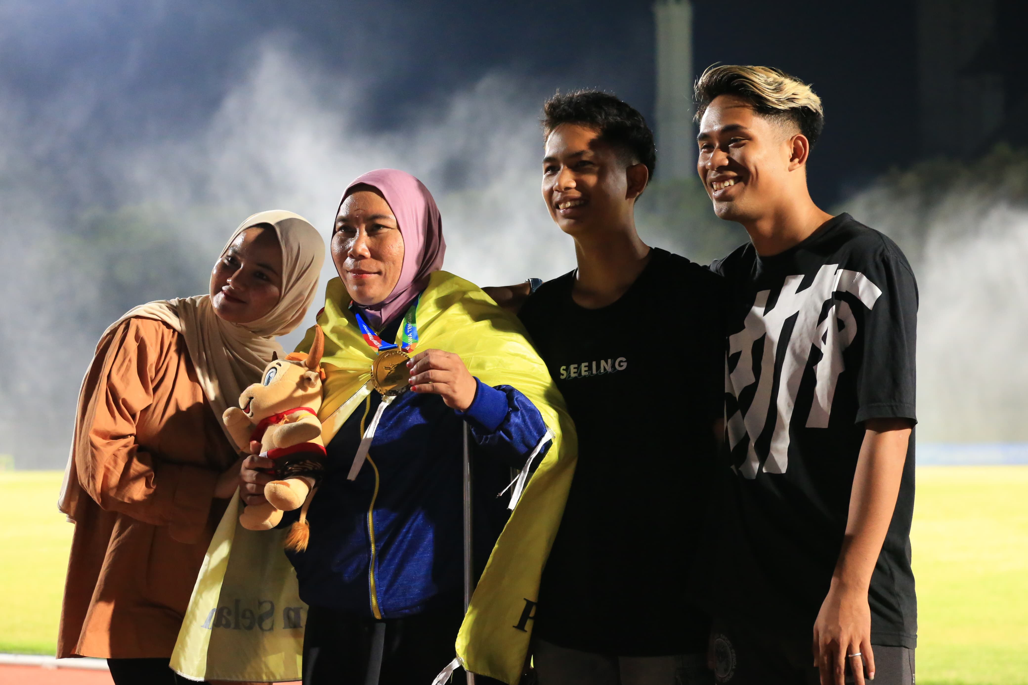 TAMBAH MOTIVASI: Atlet NPC Kalsel, Sriwati bertanding dengan dukungan penuh anak-anaknya yang datang langsung ke Solo.(Foto: M Idris Jian Sidik/Radar Banjarmasin)