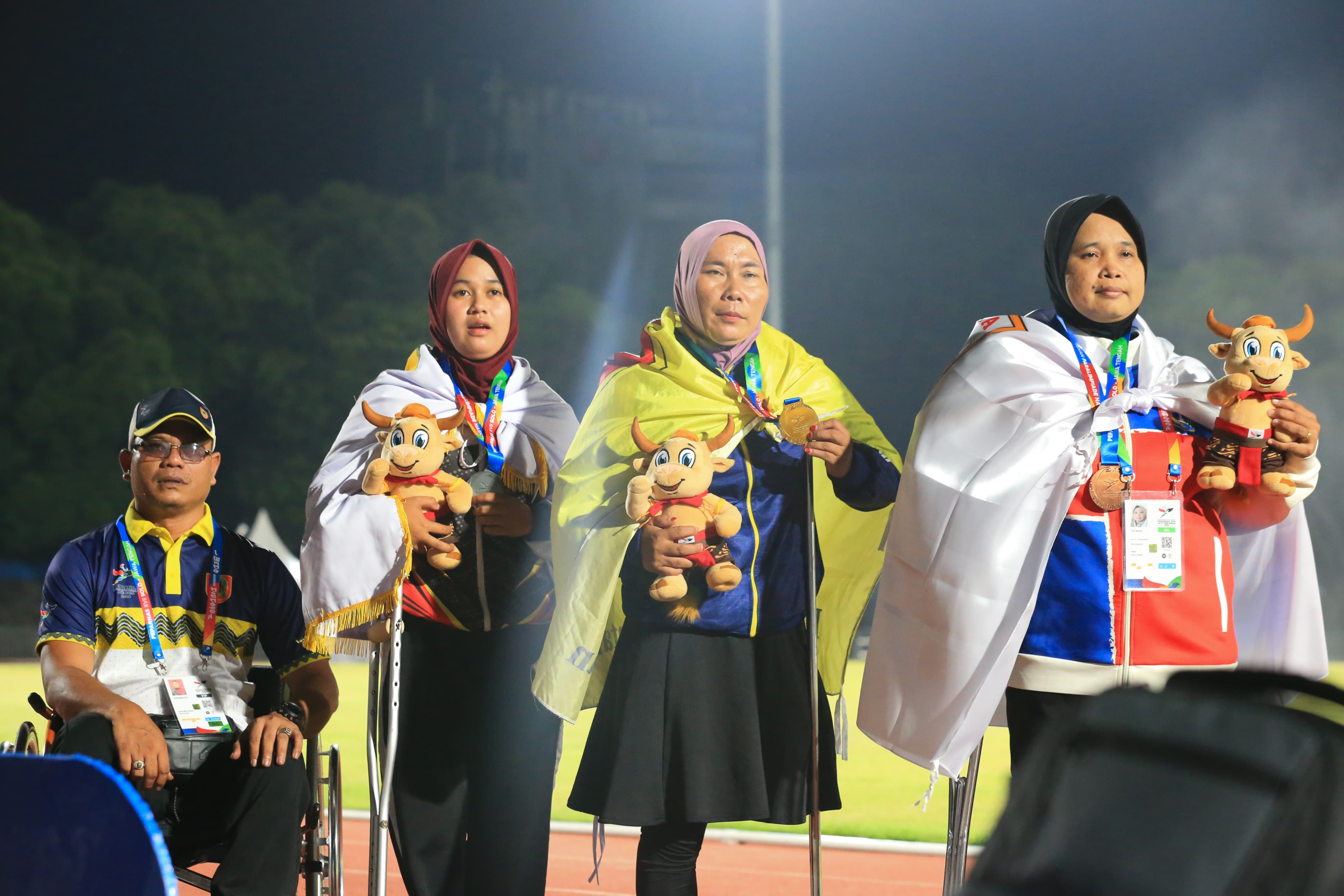 SUMBANG EMAS: Atlet para atletik Kalsel Sriwati (tengah) berhasil torehkan emas  di nomor lempar lembing klasifikasi F57 dengan lemparan sejauh 18,60 m.(Foto: M Idris Jian Sidik/Radar Banjarmasin)