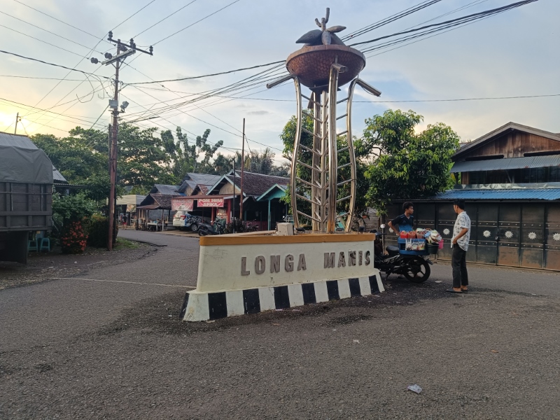 Ada Foto Tugu Longa Manis. | Foto Salahudin/Radar Banjarmasin