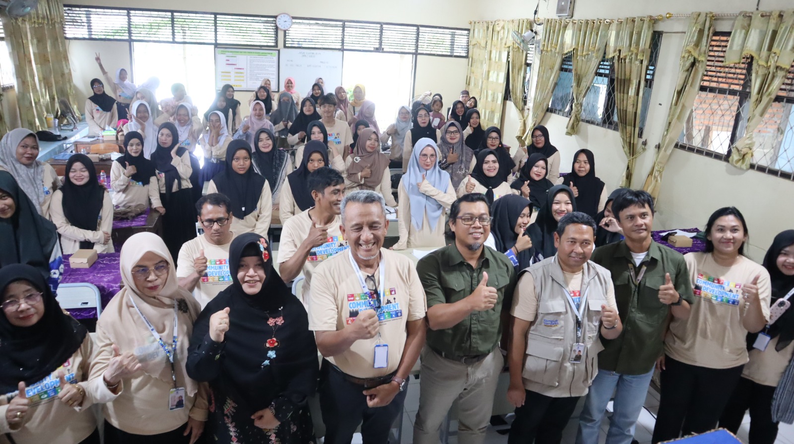 FOTO BARENG:PT Arutmin Tambang Kintap-UT Banjarmasin menggelar kegiatan pelatihan kewirausahaan di Aula SMPN 2 Kintap.(foto:PT Arutmin Tambang Kintap untuk Radar Banjarmasin)