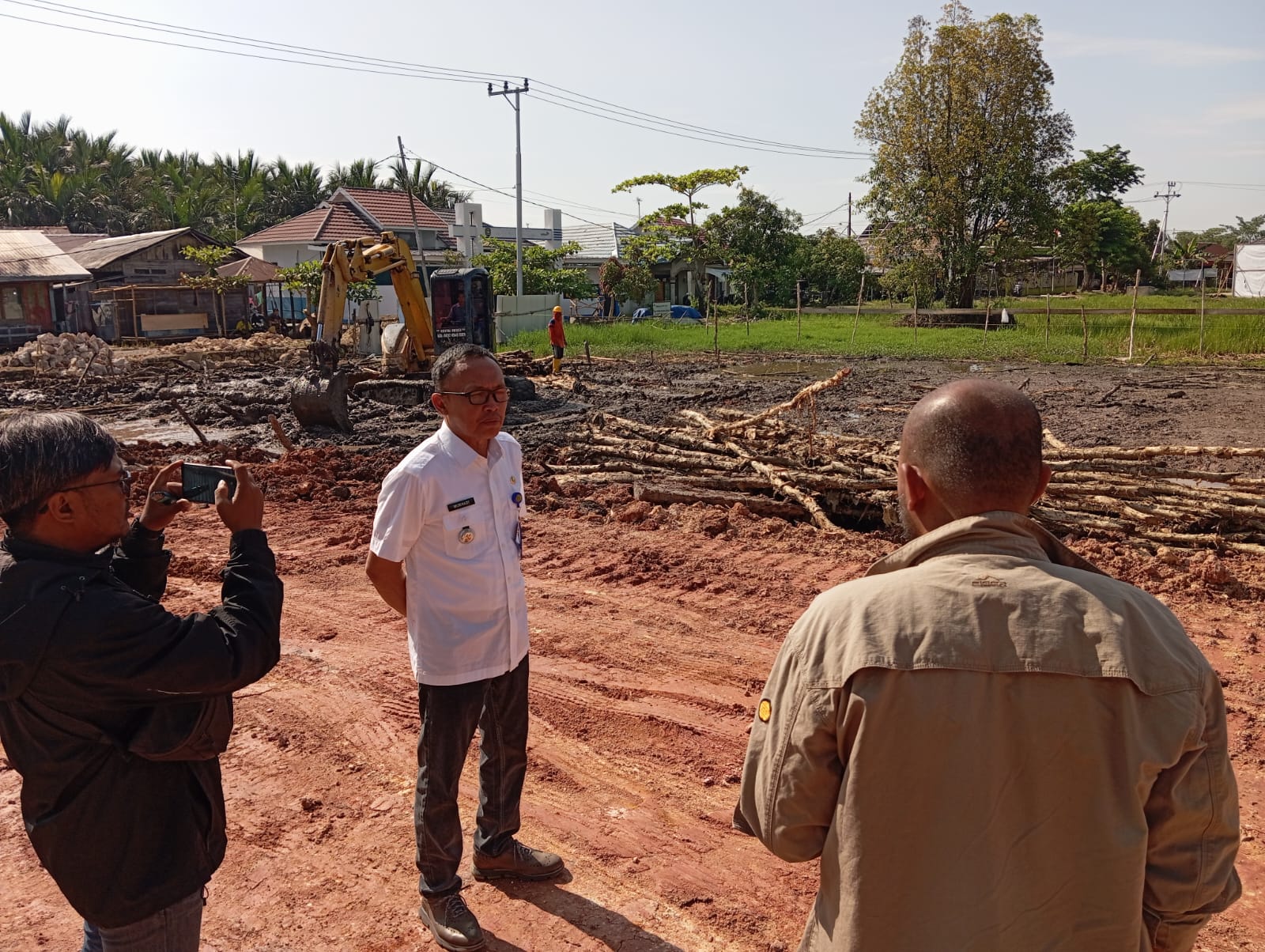 PANTAU:Camat Candi Laras Utara (CLU), Mukhadi memantau pembangunan MPP mini di depan kantornya.(Foto:Rasidi Fadli/Radar Banjarmasin)