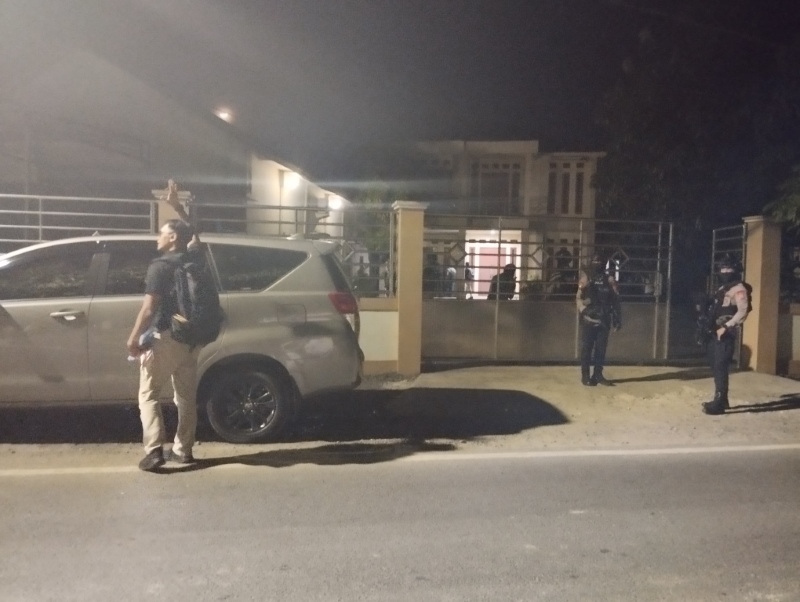 DIJAGA: Anggota Brimob Polda Kalsel sedang mengawal penyidik KPK di kediaman pribadi Gubernur Kalsel, Sahbirin Noor di Jalan Keramat, Kecamatan Martapura Timur, Kabupaten Banjar, Selasa (8/10/2024)