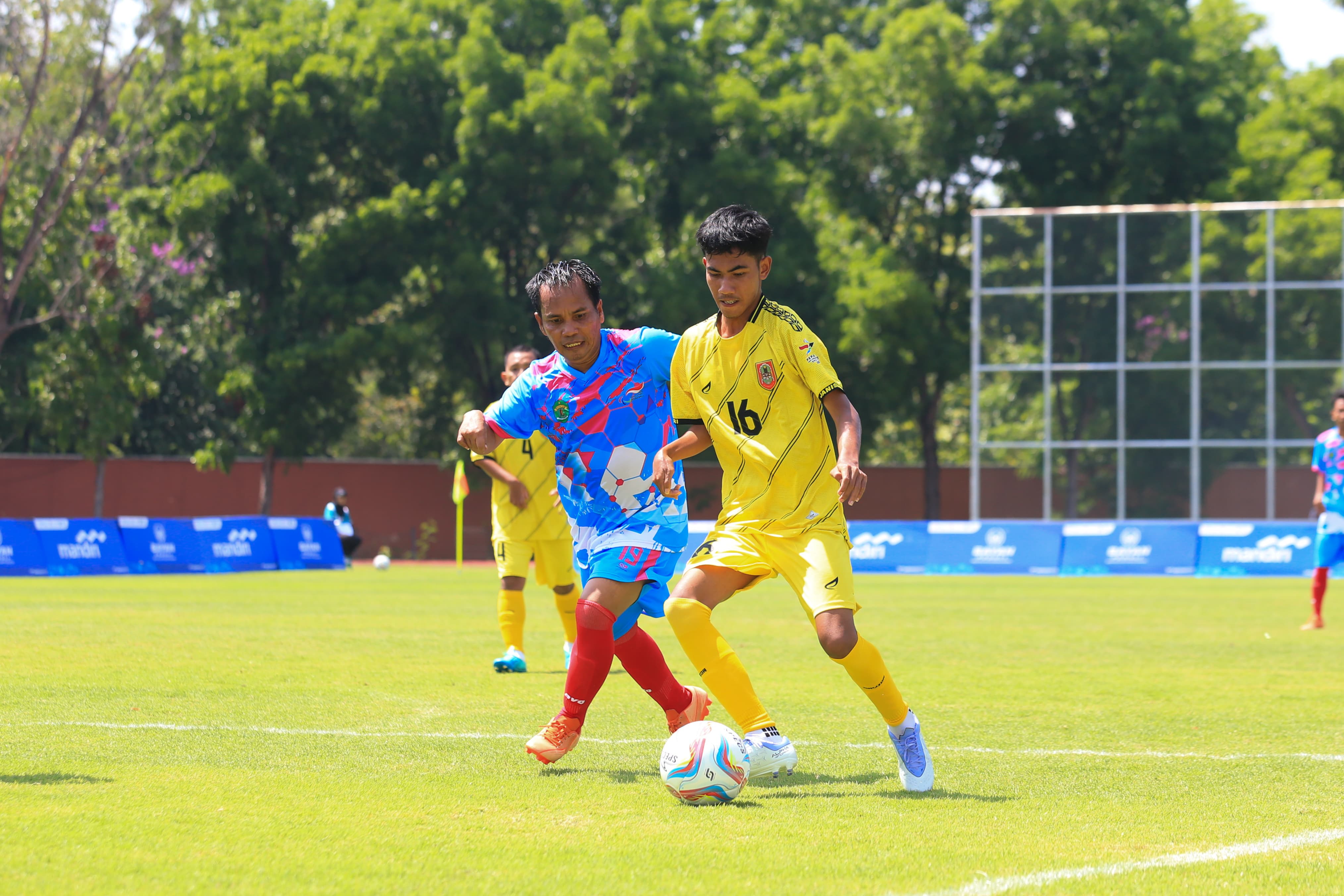 SEMIFINAL: Pertandingan sepakbola CP antara tim Kalsel kontra Kaltim di babak semifinal Peparnas XVII.