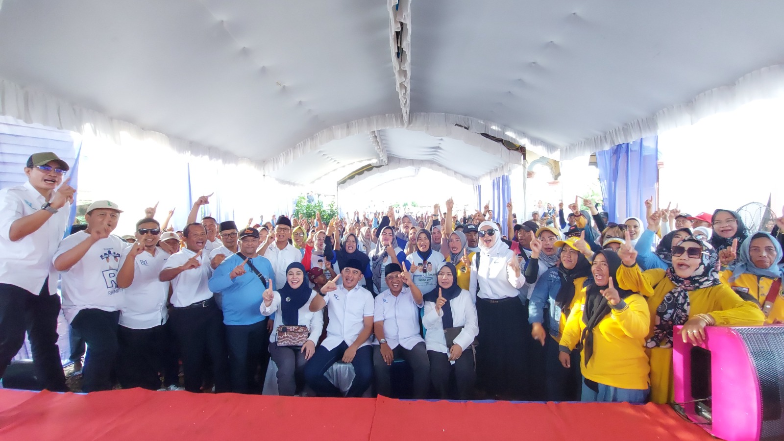 BERSAMA : Paslon bupati dan wakil bupati Tala nomor urut satu, H Rahmat Trianto dan H Muhammad Zazuli foto bersama dengan warga usai kampanye di Desa Sungau Bakau