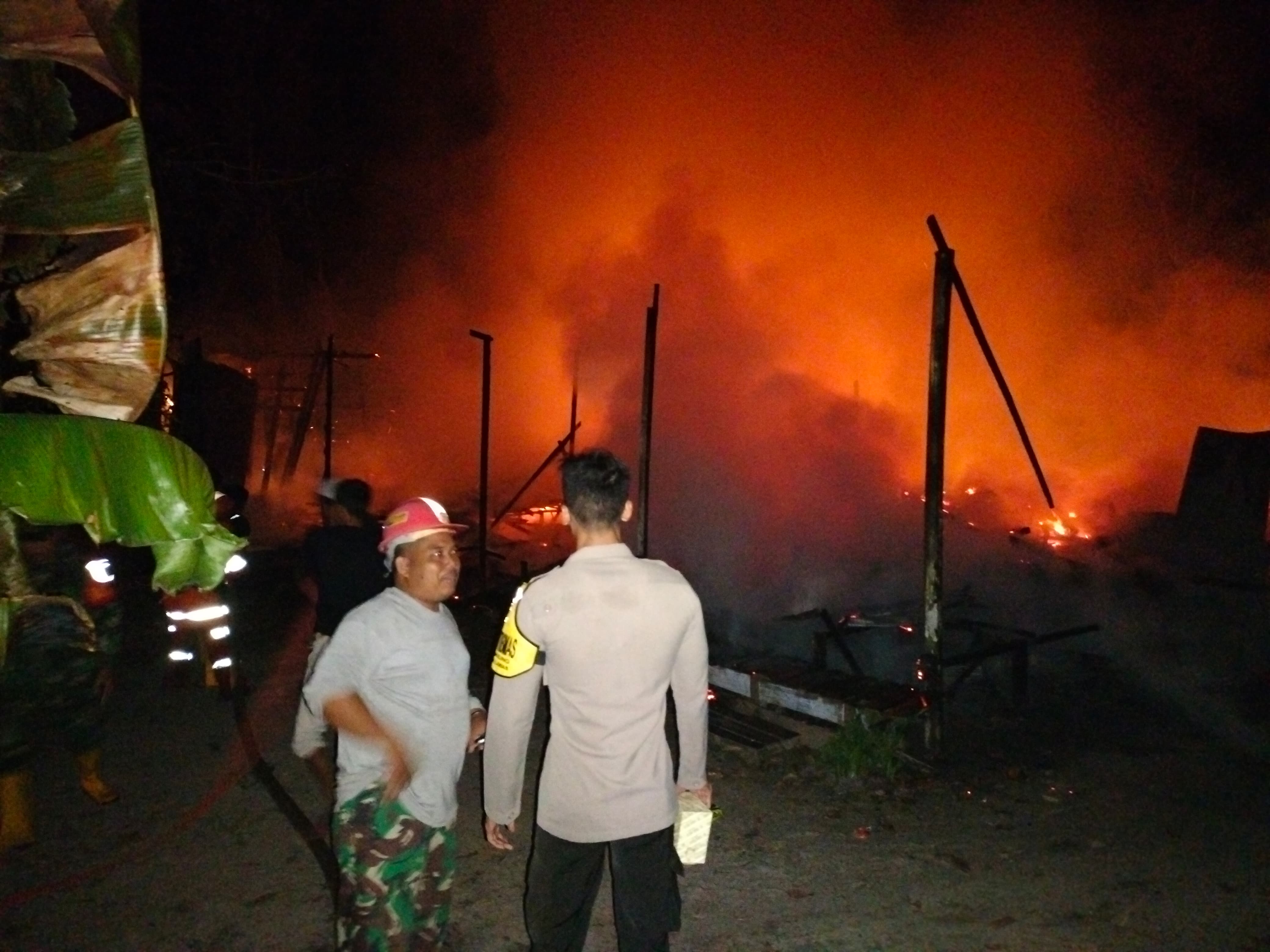 KEBAKARAN : Dua rumah yang terbakar di Desa Hariang Kecamatan Benua Lawas Kabupaten Tabalong. (Foto : Polres Tabalong untuk Radar Banjarmasin)