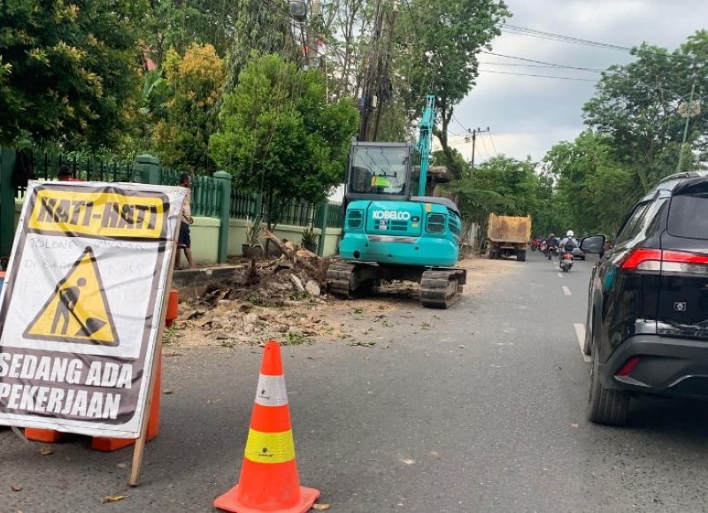 KORBAN PROYEK: Proyek drainase di Jalan Lambung Mangkurat yang mengorbankan pohon di trotoar.