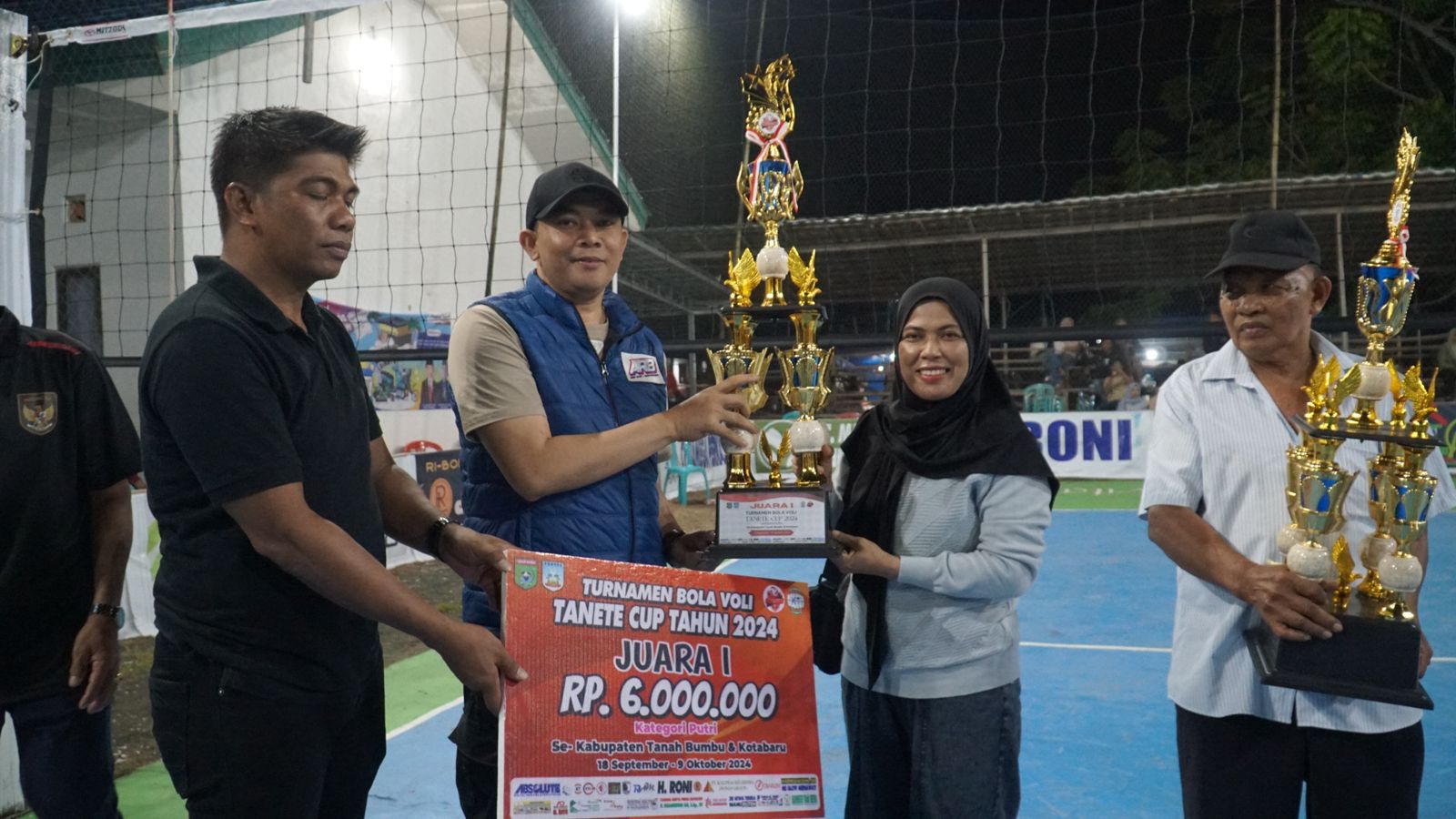 SERAHKAN HADIAH: Pasangan Calon Bupati Nomor Urut 1, Andi Rudi Latif menyerahkan hadiah grand final turnamen bola voli di Desa Tanete, Kecamatan Kusan Hilir, Rabu (9/10/2024) malam.