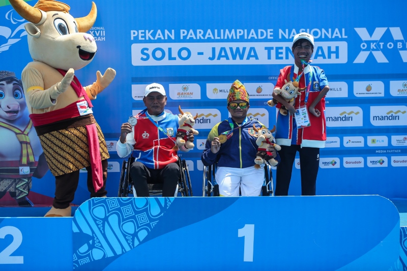 PANEN MEDALI: Atlet para renang yang berhasil persembahkan medali emas di Peparnas XVII.(M Idris Jian Sidik)
