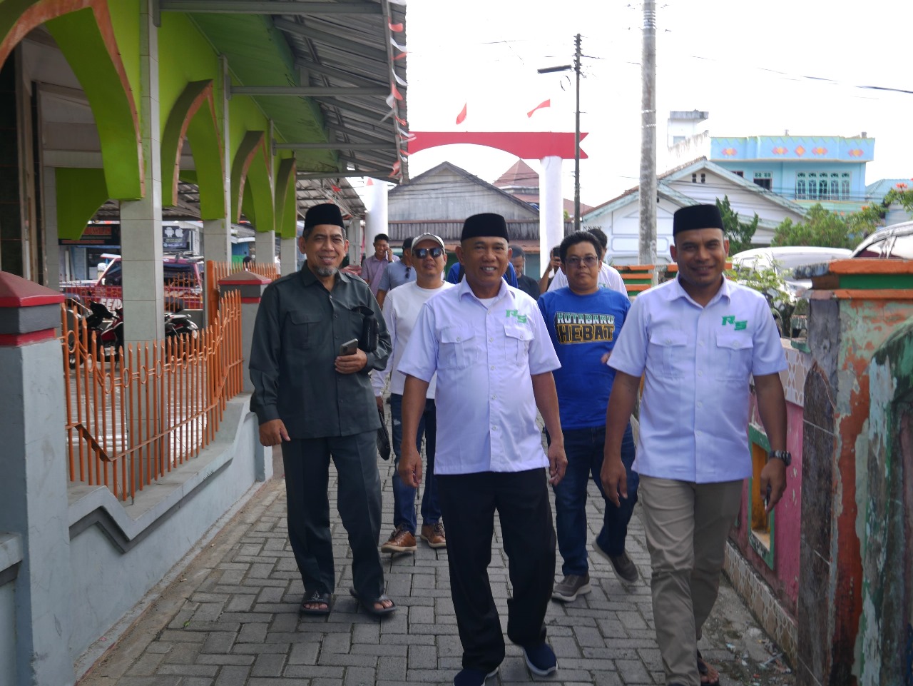 KUNJUNGAN: Pasangan calon Bupati dan Wakil Bupati Kotabaru nomor urut 1, H Rusli-Syairi saat kunjungan ke Desa Sebatung, Kecamatan Pulau Laut Sigam, Kotabaru.