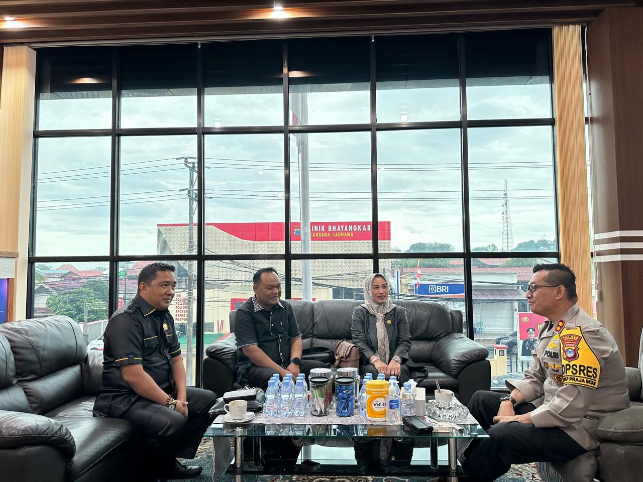 BERDIALOG: Pimpinan DPRD Kotabaru mendatangi Kapolres Kotabaru AKBP Doli M Tanjung di ruang kerjanya.