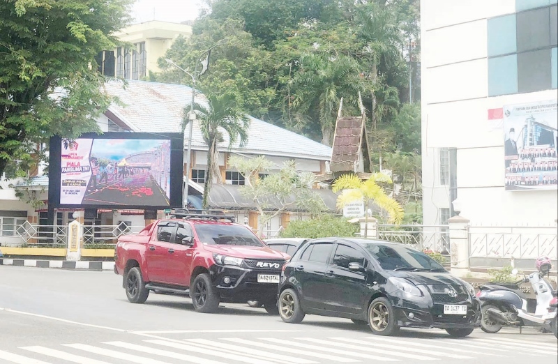 KEBIASAAN: Mobil pribadi parkir berlapis dan sembarangan di depan gedung DPRD Kotabaru. (Foto: Jumain/Radar Banjarmasin)
