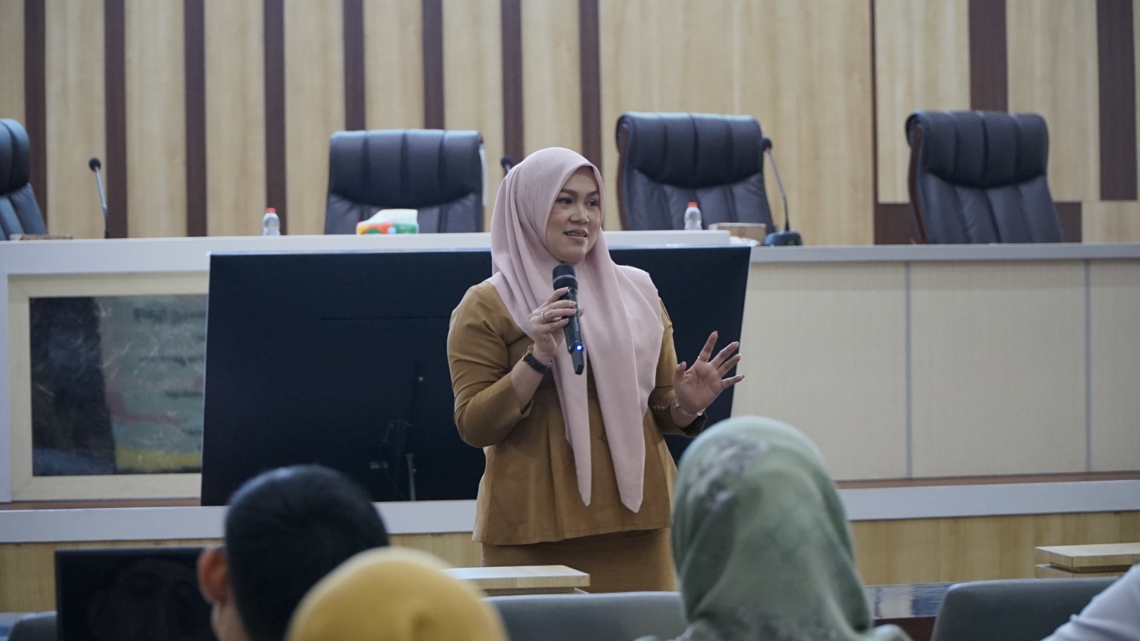 SAMPAIKAN: Narasumber dari Diskominfo Provinsi Kalsel menyampaikan materinya