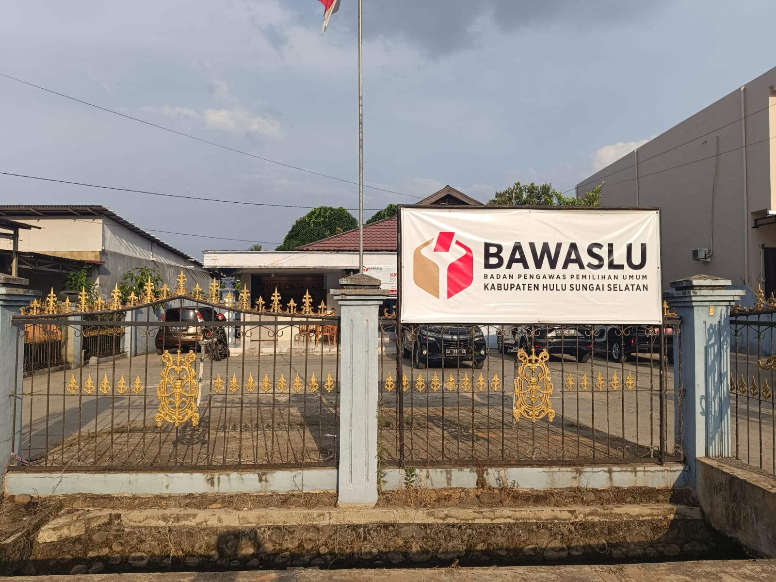 SEKRETARIAT:Bawaslu Kabupaten HSS mengumumkan para peserta rekrutmen PTPS  yang lolos seleksi administrasi dan berhak mengikuti tes wawancara.(Foto:Salahudin/Radar Banjarmasin)