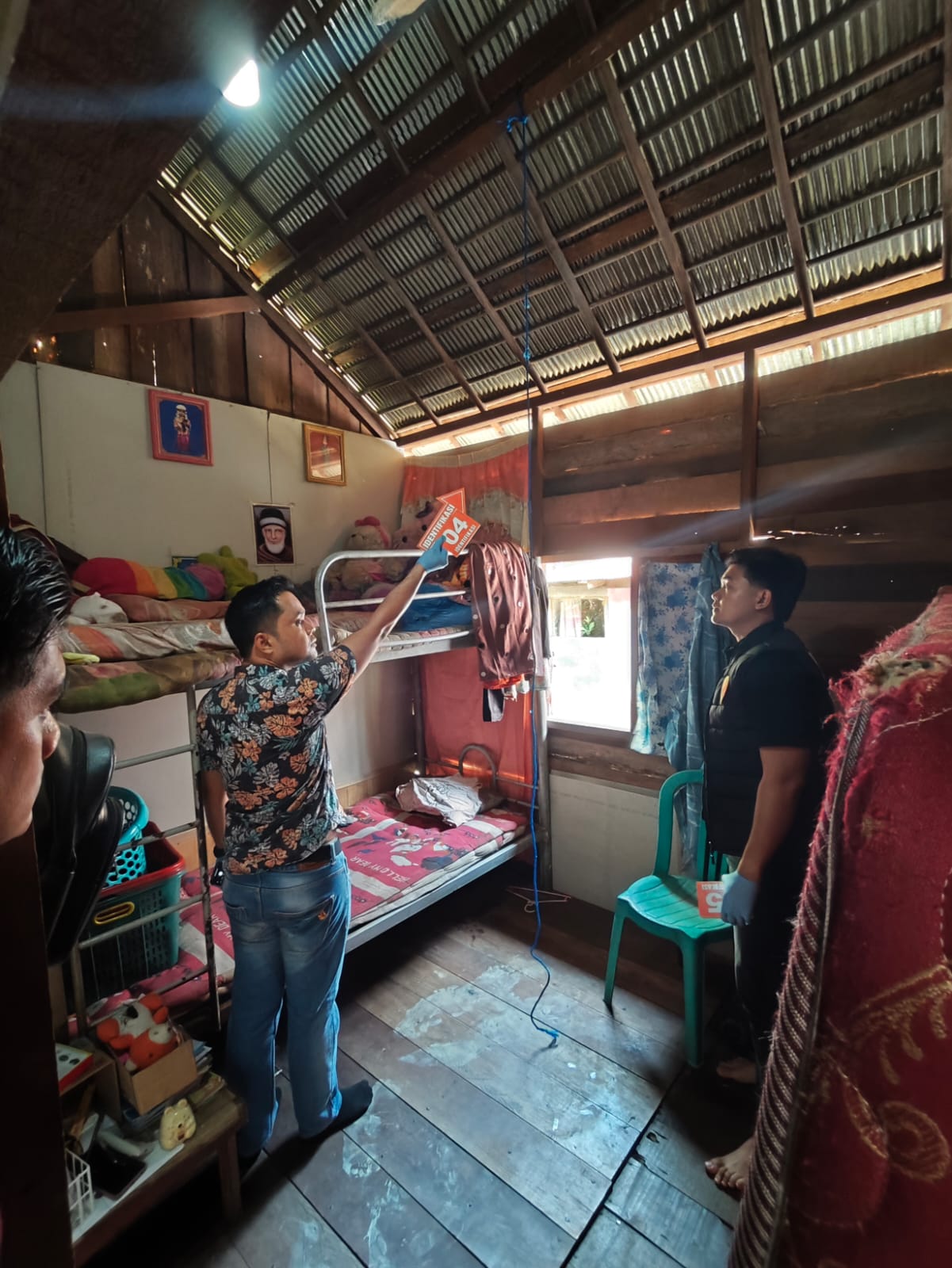 OLAH TKP: Pihak Polres HST melakukan olah TKP di Desa Mandingin, Kecamatan Barabai. (Foto: Polres HST untuk Radar Banjarmasin)