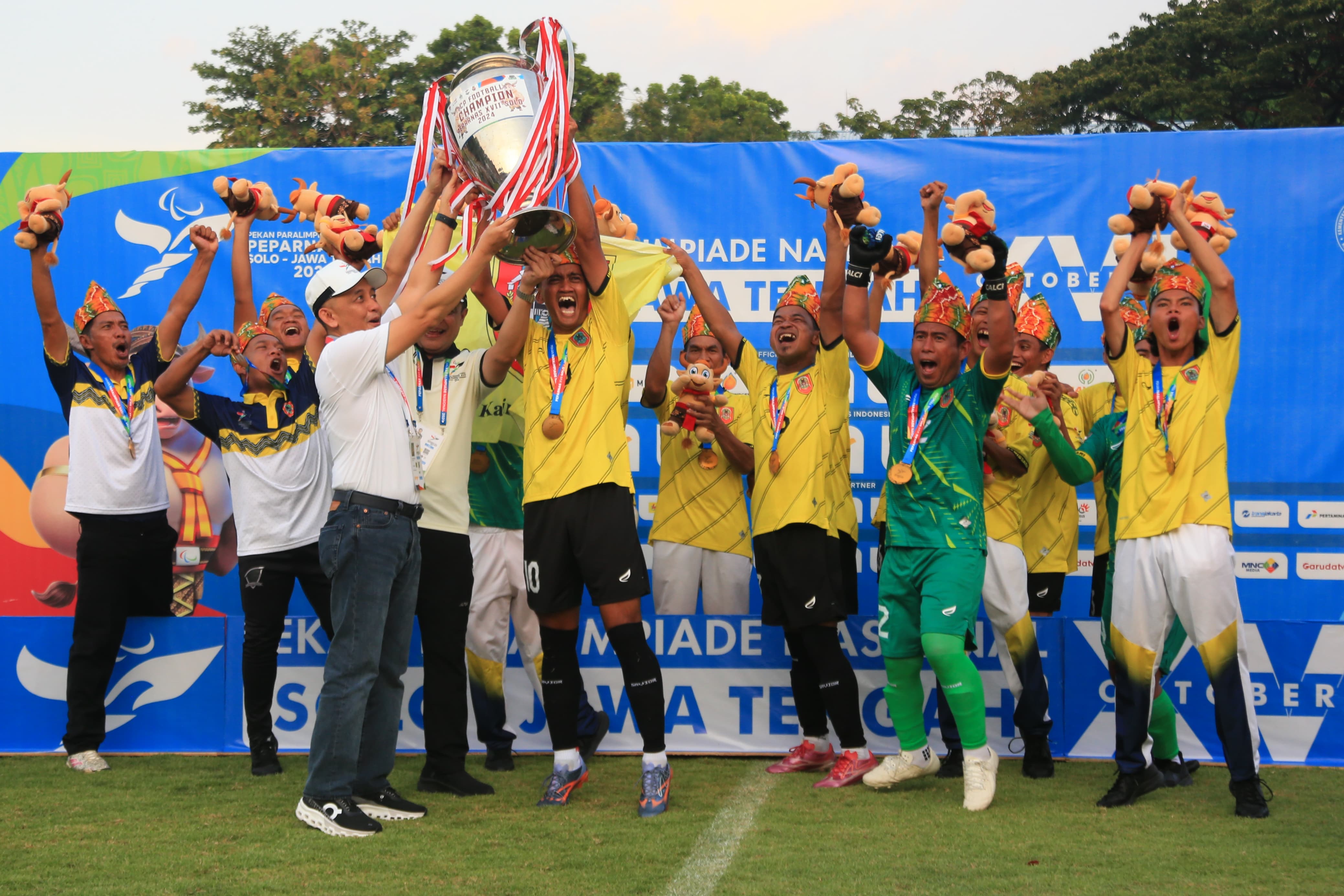 JUARA: Suasana keberhasilan tim sepakbola CP NPCI Kalsel berhasil meraih medali emas di Peparnas XVII Solo.(M Idris Jian Sidik)