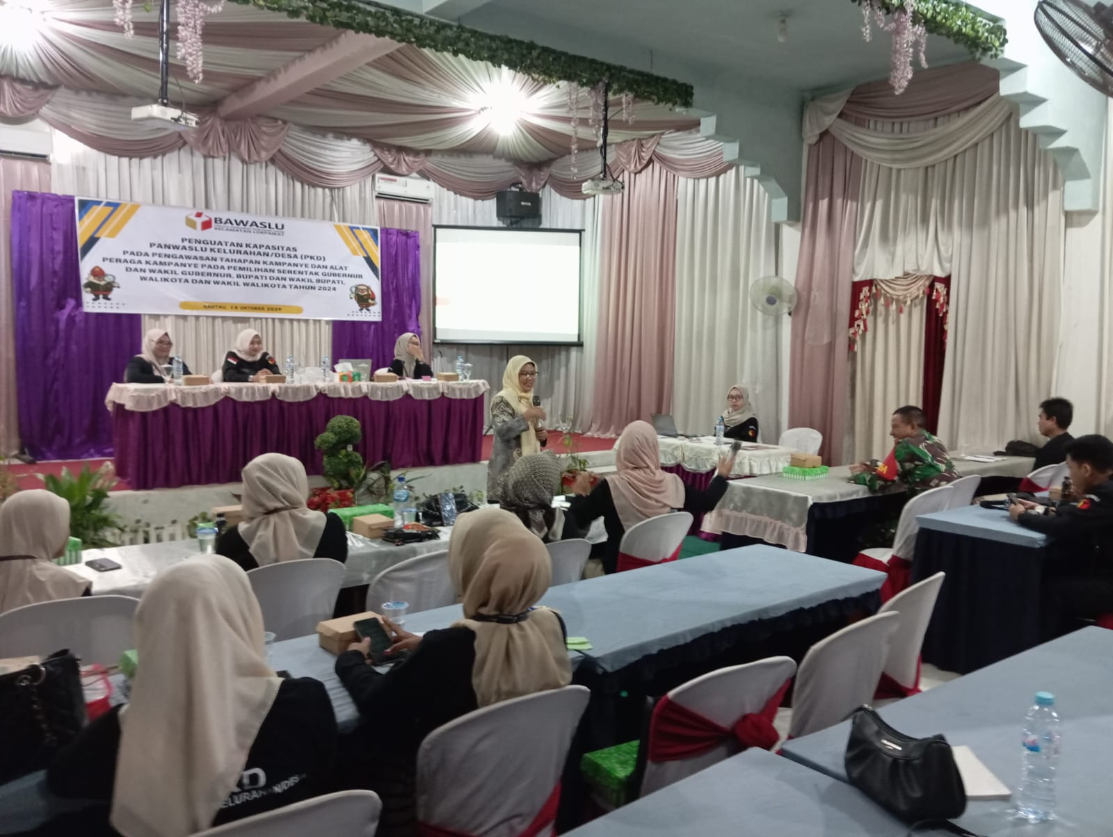 BERI MATERI:Mantan anggota Bawaslu Kalsel, Erna Kasypiah menyampaikan materi kepada anggota pengawas kelurahan atau desa Kecamatan Lokpaikat, Minggu (13/10/2024).(Foto:Rasidi Fadli/Radar Banjarmasin)