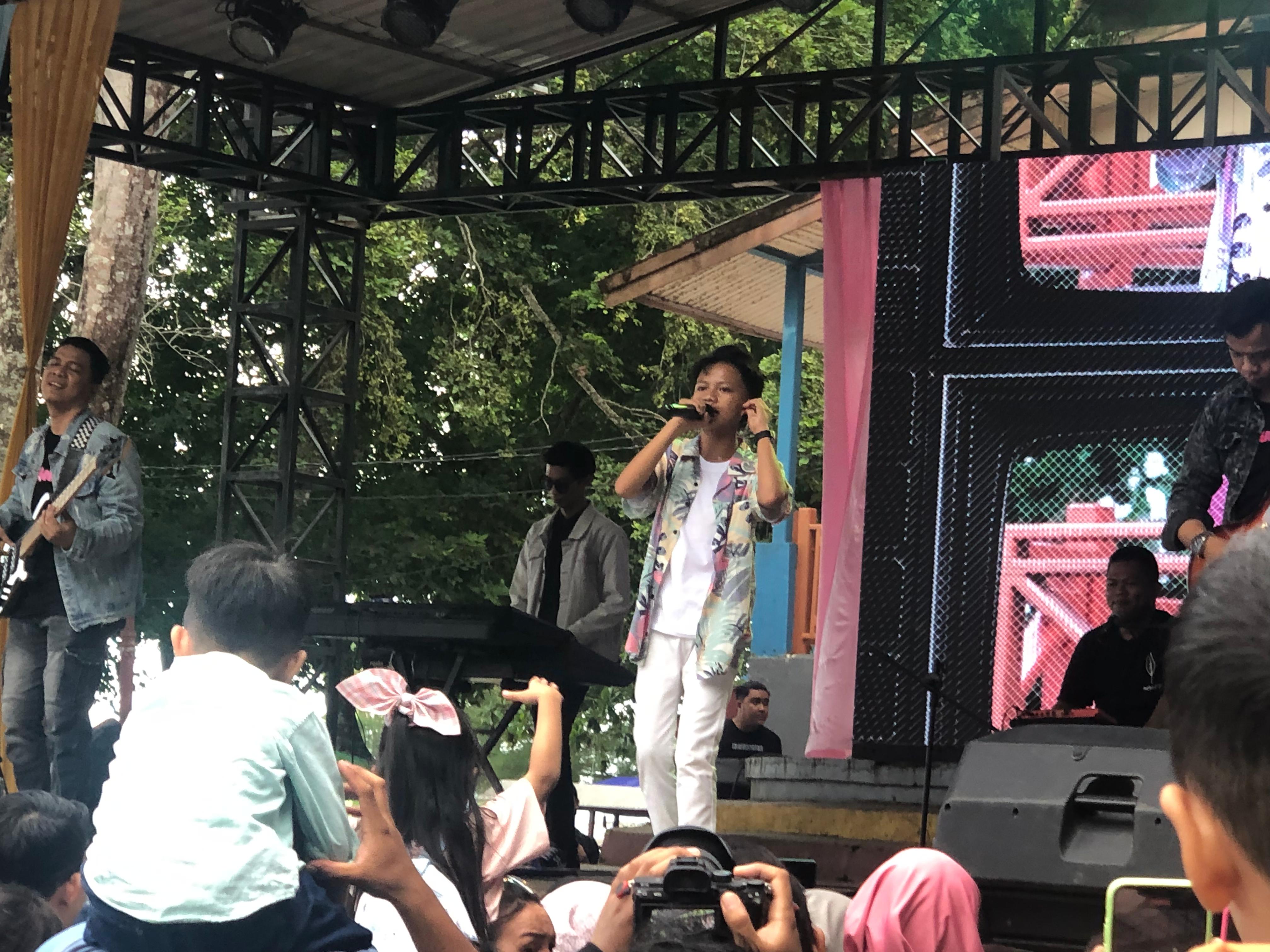 MERIAH:Konser Farel Prayoga di puncak acara Festival Kreativitas Anak Kampung Laut di Pantai Gedambaan, Kotabaru, Minggu (13/10/2024).(Foto:Jumain/Radar Banjarmasin)