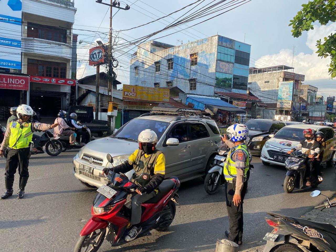 ATUR JALAN:Selama dua pekan, Polda Kalsel akan menggelar operasi zebra.(Foto:Muhammad Oscar Fraby/Radar Banjarmasin)