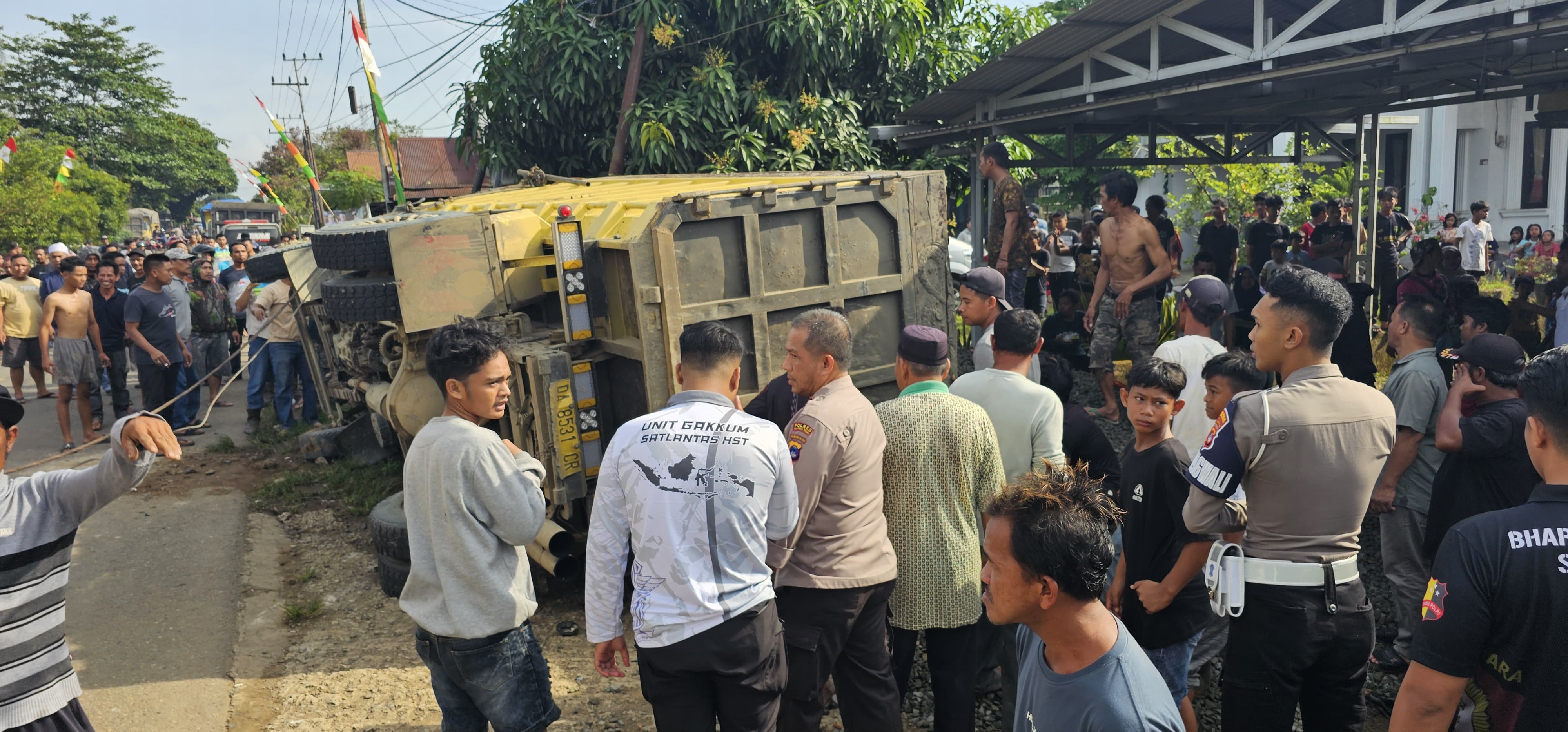 OLAH TKP:Kasus kecelakaan melibatkan sebuah Dump Truck di Desa Telang telah ditangani oleh Satlantas Polres Hulu Sungai Tengah (HST).(Foto:Polres HST untuk Radar Banjarmasin)