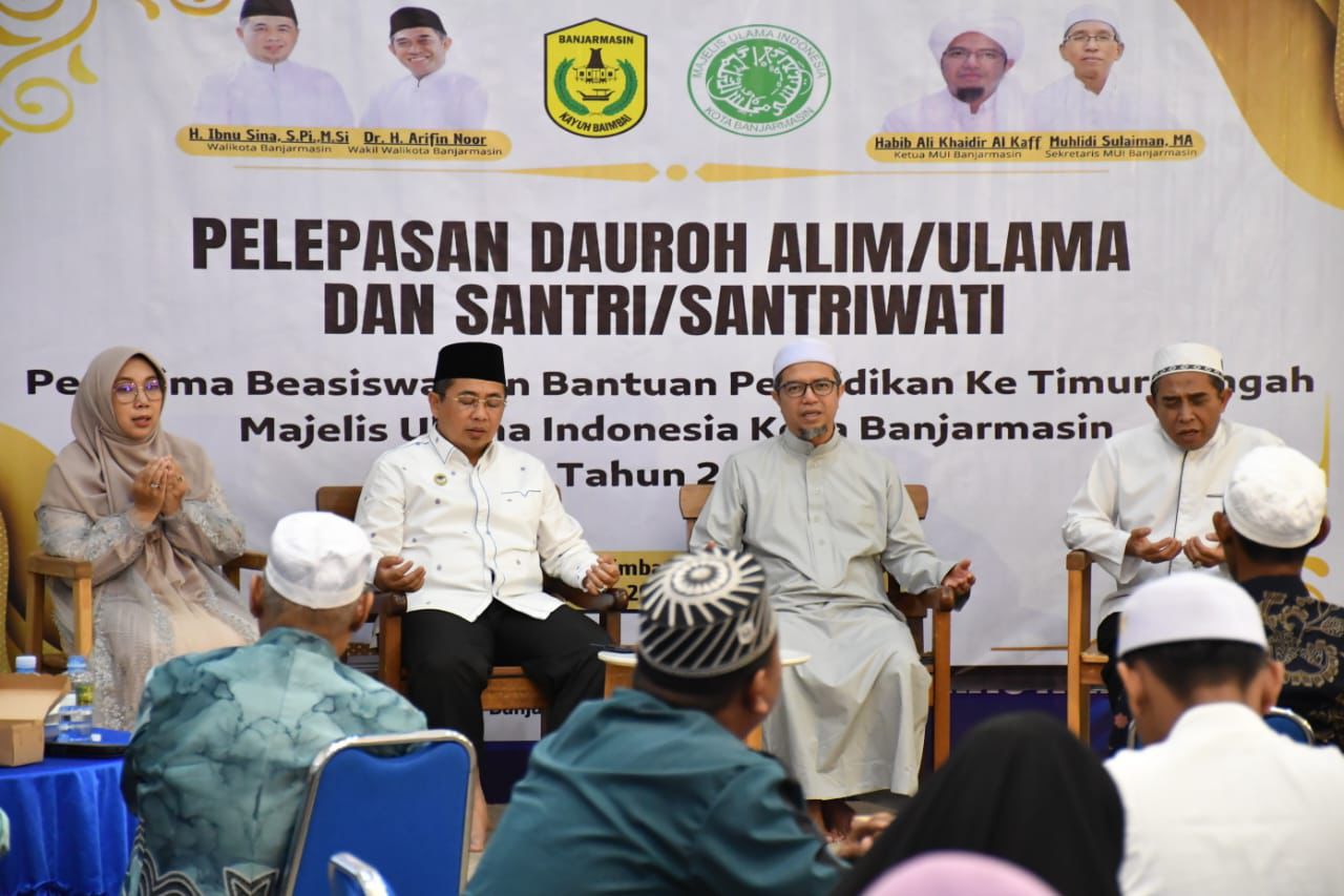 PELEPASAN: Momen pelepasan penerima beasiswa bantuan pendidikan ke Timut Tengh beberapa waktu lalu.