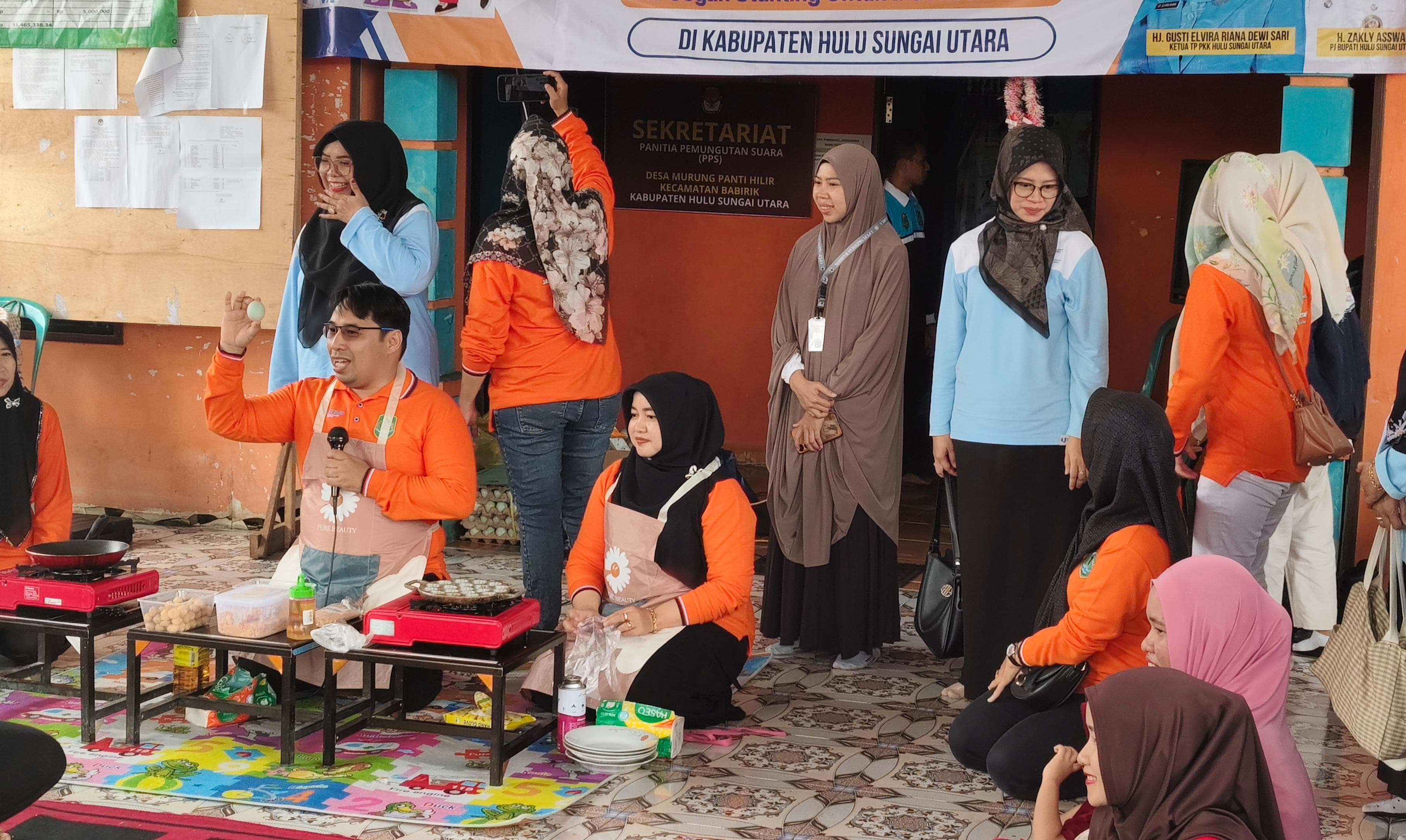 EDUKASI: Kepala Dinkes HSU dr Moch Yandi Friyadi, (kiri) terangkan pentingnya telur dalam pemenuhan gizi anak mencegah stunting di wilayah Desa Murung Panti Hilir, Kecamatan Babirik, Jumat (11/10).