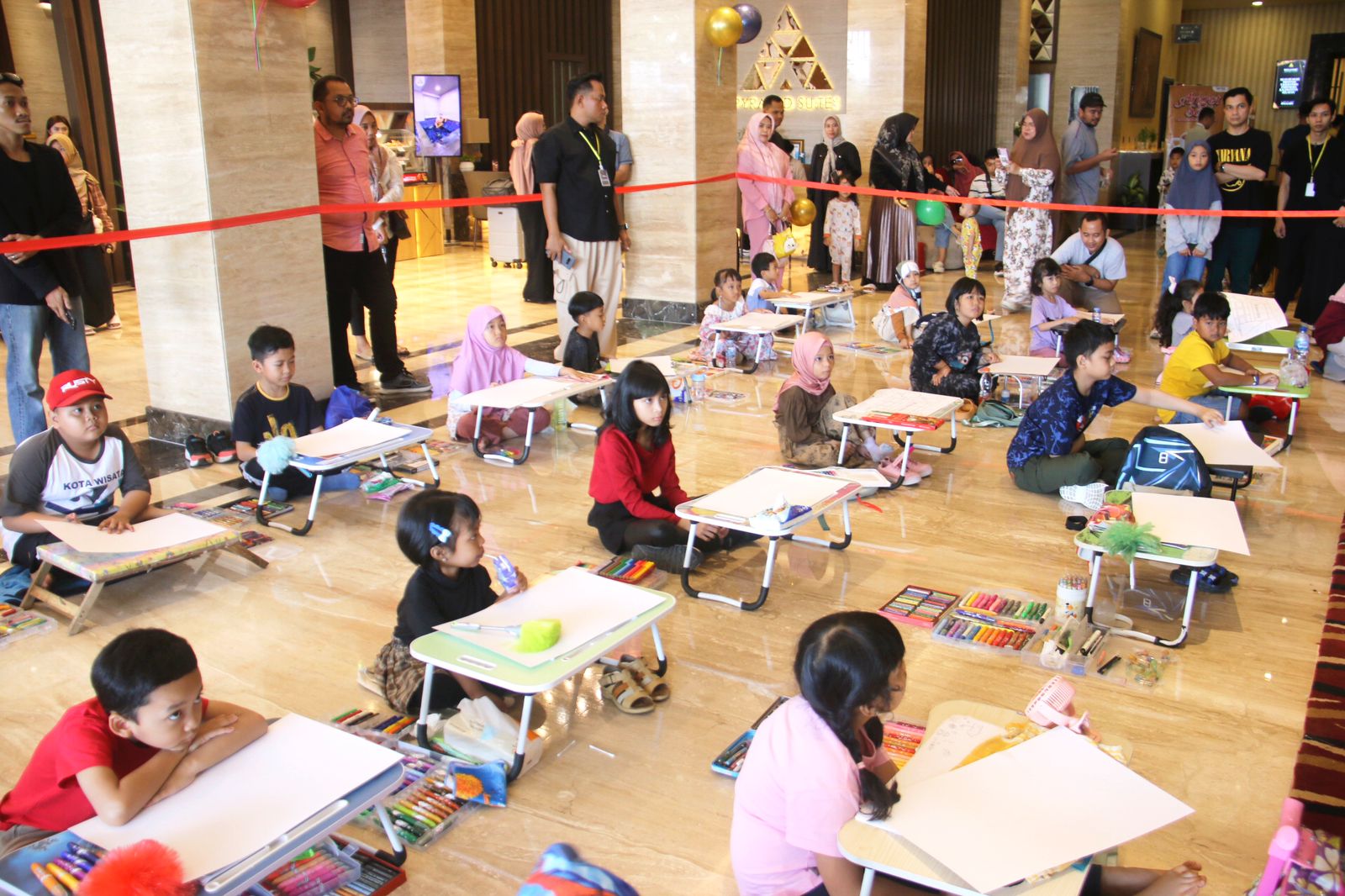 SERU: Sebanyak 50 anak antusias mengikuti lomba mewarnai dan tartil Alquran di Pyramid Suites Banjarmasin, Minggu (13/10).&nbsp;